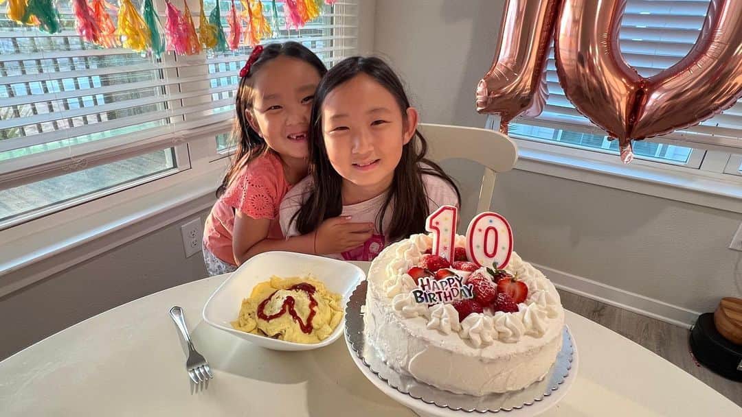 フロリダさえさなのインスタグラム：「9/11/2022 長女彩笑(さえ)が10歳になりました🎉✨誕生日も朝からゴルフの練習。フロリダの大自然ですくすく育っております。昨年はハワイに到着した日で誕生日どころじゃなかった。次女彩夏(さな)もサプライズでプレゼントしたいとこっそりお買い物✌️ケーキはいつものママの美味しいやーつ🎂  ゴルフ→@saesana_golf」