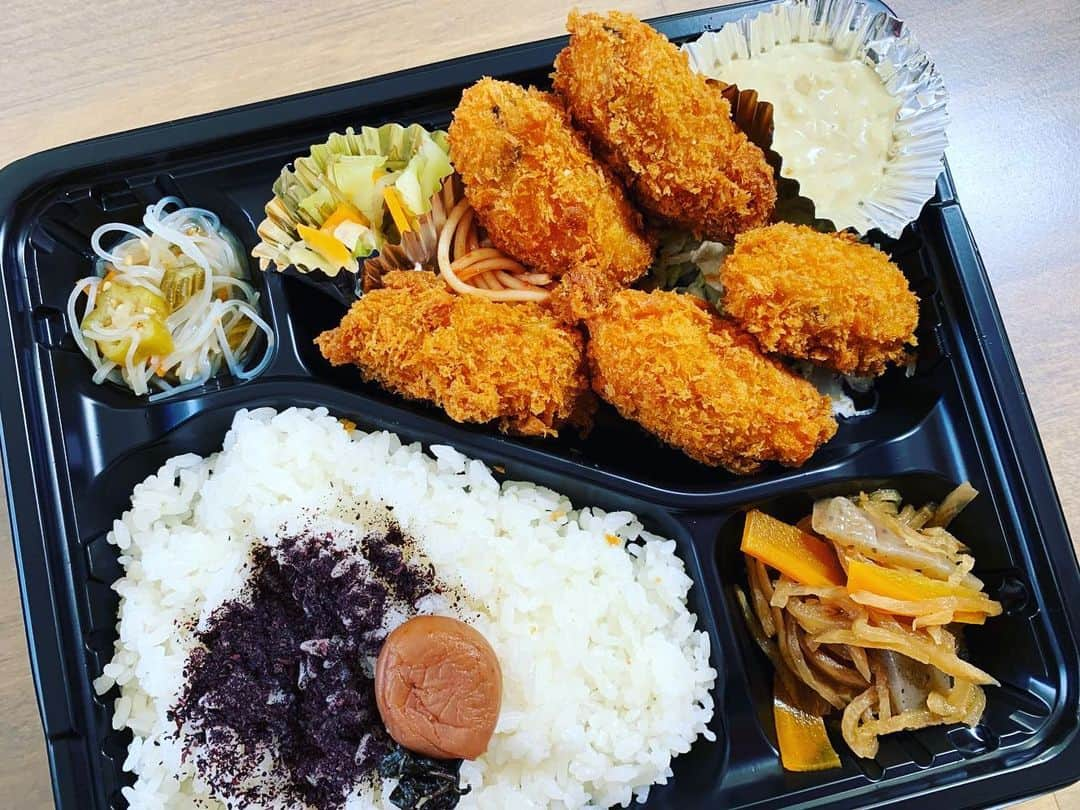 バルセンナリ食堂のインスタグラム：「【カキフライ🦪はじめました】  おはようございます☀  本日より 『広島産カキフライ定食』はじめます❣️  ぷりっぷりの牡蠣🦪フライが5つ✨  お弁当でもご提供できます😊  🔸今週の金沢情報に掲載されています🔸  本日もよろしくお願いします😊  #せんなり食堂  #定食とお弁当の店  #金沢のお弁当屋さん  #金沢の定食屋さん  #広島産カキフライ  #他にもいっぱい  #刺身付き定食  #定食屋のしょうが焼き」