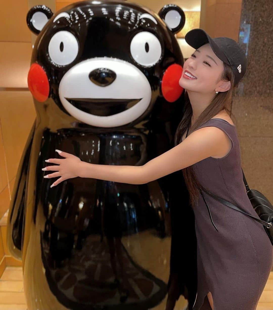 MIYABIのインスタグラム：「くまモン🧸と私💜  もうすぐ人肌恋しい季節がやってくるねっ😳💕  ぎゅ〜〜っ💜💜💜  今日は1日撮影📸  行ってきまぁす☺️  #cyberjapan  #サイバージャパン  #熊本県」
