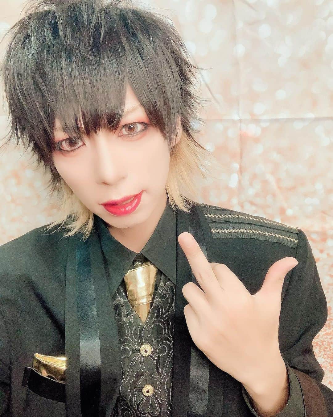 のインスタグラム：「HERO15周年迎えました。  今までHEROに関わってくれた人達本当にありがとう。  これからもよろしくお願いします！  #hero #15thanniversary」