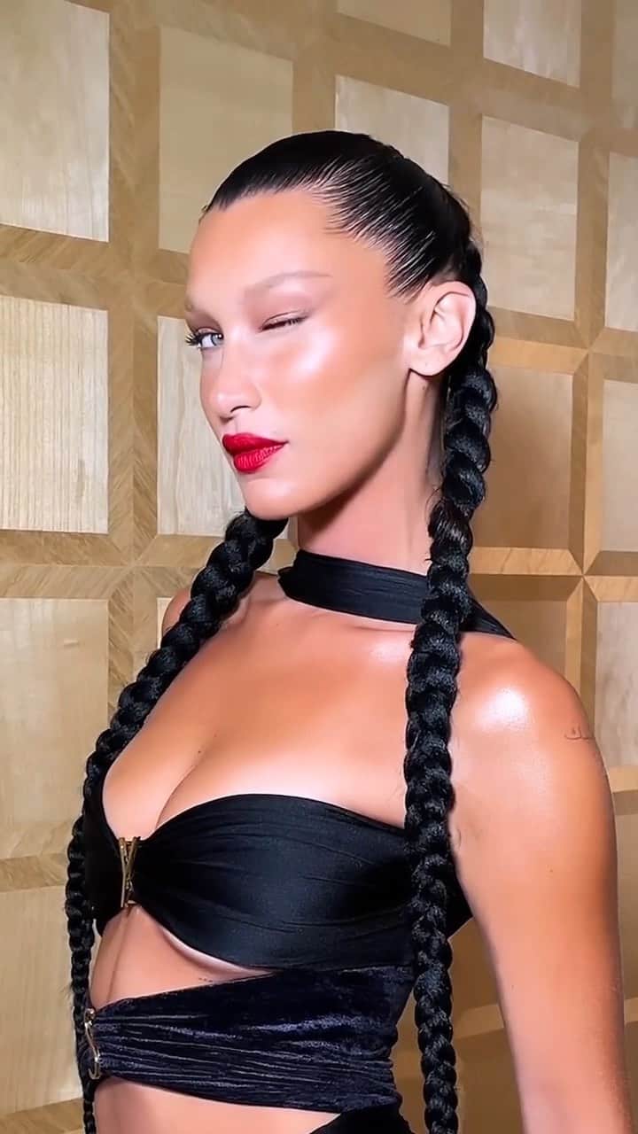 ベラ・ハディッドのインスタグラム：「@sofiatilbury @charlottetilbury  @shexshe @jeelannaleem  ;)💋」