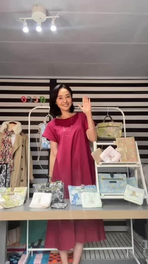 織香のインスタグラム：「IMリバティプリント💐💐💐 初インスタライブ❤️❤️❤️  沢山のコメントありがとうございます😭💕💕  観てくださった方が沢山✨ 嬉しいです〜💐💕💕💕  説明不足のところ補足します🙏 ↓  今回バックもポーチも  ブラック🖤（大花柄） ブルー💙（大花柄） イエロー💛（大花柄） ピンク💕（小花柄） ライトブルー💠（小花柄）  5色展開となります！  ※またピンクの柄をイングリッシュフィールドと説明してますが、正しくはプリンスジョージです🙏  ※手帳型ポーチのサイズはA5サイズですが 厚みのあるB6サイズの手帳が中に挟めます  少しグダグダですが💦 TP3点セットの手帳型ポーチの使い方を沢山語っておりますので、  オンタイムで見られなかった方も 是非ゆっくり観て頂けると嬉しいです😊  お部屋を貸してくれて 全面協力してくれた @madebyacco  ありがとう💕💕💕😭✨  観てくださった皆様 コメントして応援くださった皆様💕💕  本当にありがとうございました🥰🥰🥰  オンエアも是非ご覧くださいね ╰(*´︶`*)╯♡  🍁IMリバティ 秋の新作オンエア 9/16（金） 朝9:00〜/13:00〜 Todays plus QVC  #リバティプリント #リバティ#リバティ好き #リバティ好きと繋がりたい #リバティプリントのある暮らし #リバティファブリック #Liberty#Liberty #LibertyFabric#LibertyPrint #libertyfabric #LibertyArtFabrics #libertylove #IntermodeMadeWithLibertyFabrics #intermodeKAWABE #intermode#川辺株式会社 @intermode_kawabe #QVC#qvcjapan」