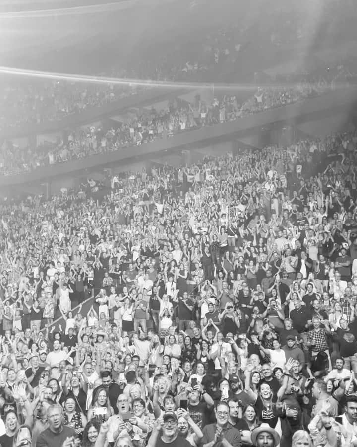 ブライアン・アダムスのインスタグラム：「Montreal je t’aime! ❤️ #bryanadamssohappyithurts」