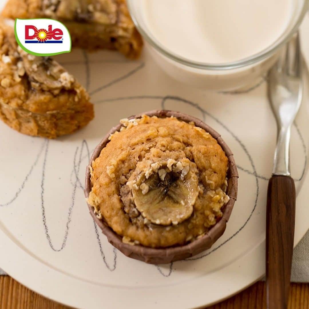 Dole_jp ドール ジャパンのインスタグラム：「なかなか外出できない台風シーズン🌀 おうちでお菓子作りはいかがですか😊？ ． ．  本日ご紹介するレシピはこちら！  ▼▼▼  【バナナオートミールマフィン】 ． ．  ✏材料（6人分） ． ・バナナ（完熟）　2本（200g） ・オートミール　40g ・ホットケーキミックス　120g ・シナモンパウダー　小さじ1 ・バター（食塩不使用）　50g ・砂糖　40g ・卵　1個 ・プレーンヨーグルト　40g ・オートミール　5g . . ✏作り方 ． 1.バナナは皮をむき、1本は１㎝の輪切りにして12枚用意する。輪切りにしたバナナの残りともう１本はボウルに入れ、フォークなどでつぶす。ホットケーキミックスとシナモンパウダーは合わせてふるう。 ． ． 2.ボウルに室温で柔らかくしておいたバターを入れ、泡立て器で白っぽくなるまで混ぜる。砂糖を加えて混ぜ、卵を溶きほぐして３回に分けて入れ、そのつど混ぜる。つぶしたバナナとヨーグルト、粉類を加えてよく混ぜ合わせ、オートミール40ｇを加え混ぜる。 ． ． 3. ２をカップに均等に入れ、オートミール５ｇを散らし、輪切りのバナナを中央に2枚のせ、180℃に予熱しておいたオーブンで25分焼く。焼きあがったら、網にのせて冷ます。 . . オートミール入りなので朝食にもピッタリ🍴♪ . . #ドール #Dole #フルーツ #バナナ #オートミール #マフィン #おうちカフェ #カフェ部 #スイーツ部 #おやつ #食スタグラム #インスタフード #クッキングラム #デリスタグラマー #お菓子作り好きな人と繋がりたい」