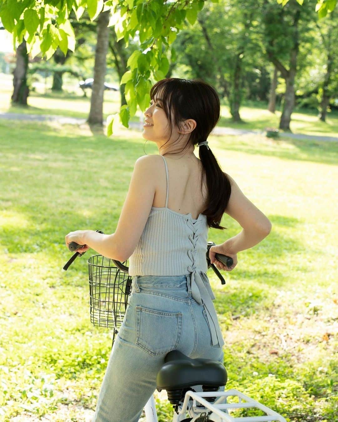 鈴原りこのインスタグラム：「1st写真集「やわらかく、あたたかい。」 裏話☺️まだまだ書店やAmazon、楽天にて発売中なのでぜひGETしてね☺︎感想どんどんお待ちしてます！！！ . . ここの撮影場所は、元住んでいた場所から徒歩圏内に新しくできた施設でした☺︎ もともと蚕を育てるところだったらしいんだけど、そこが綺麗にリフォームされて事務所とカフェになっていてびっくり！ カフェご飯がとても美味しかったです☺️ みなさんあたたかく撮影場所として受け入れてくださってありがとうございました🤍 . . .  #グラビア#グラドル#グラビアアイドル#撮影会#撮影#アイドル#フォロー#followｍe#아이돌#그라비아#りこぴん#写真集#講談社#エコロジーガーデン」