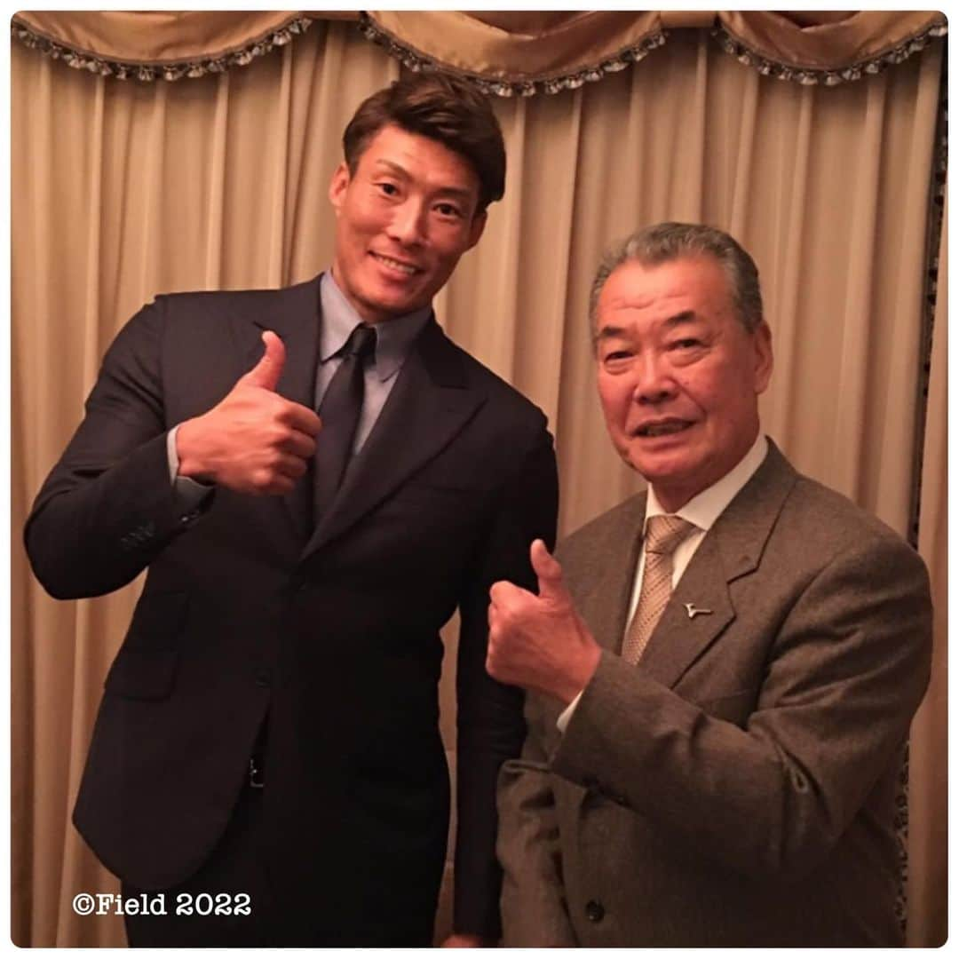 福本豊さんのインスタグラム写真 - (福本豊Instagram)「こんばんは。 ちょっと出掛けていてどの試合も中盤から後半を観た福本豊です。←今夜も名乗る。 まるでボクの帰りを待っててくれたみたいな、どの試合も後半見どころ満載でしたね。  タイガース、青柳晃洋投手で絶対に落としたらあかん試合を落としてしまいました。まだ広島とは１ゲーム差あるけど巨人も並んできた。ますますしんどくなってしまいました。 毎度毎度同じことばかり言うのもしんどくなってきたけど…エラーがあかん。カープの方がヒット数少ないのに得点多い。エラーが絡むからよな。さすがに今日は青柳選手の顔も曇ってたね。ちょっと心配です。それでも３位です。明日勝ったらええんです‼️あした絶対に勝ったらええんです‼️伊藤将司投手もきっとそのことわかってると思います。やってくれます。ここで負けたらズルズルいってしまう。それはなんとしても阻止しないとあかん。エラーのことは「来年の課題」とか言わんと考えないとあかんです。CSに進んだら大事なことやもんね。  バファローズはもったいないことしたなぁ。勝ちゲームやったのに…。12回にサヨナラのチャンスを押さえただけでも良かったと思うしかない。明日は休み。ホークスーライオンズ戦の行方を見守るしかないです。但し‼️優勝の可能性が無くなったわけじゃないからね。まだホークスとの直接対決も残ってます。  村上宗隆選手、ついに55号ホームラン。あの若さで、この優勝争いの緊張感の中での記録はすごいし、60本も充分狙えます。でもボクが一番すごいと思ったのは村上選手がホームランの後笑わなかったこと。それだけチームの勝ちにこだわってるのだと思いました。これがヤクルトの強さなんでしょうね。「負けてるけどもう一回村上の打席回ってくるから観てから帰ろ！」と思ったファンの皆さんは凄いもの見ましたね‼️  糸井嘉男選手、本人がTwitterで「ホンマに！やりきりました！」と呟いてるのを見て、そう思えたならホンマ良かったなと思いました。投手で入団して、打者に転向して19年間野球生活を送る中ですごい努力があったと思います。お疲れ様でした。(写真は2016年12月13日に撮ったものです）  本日の「一日一甘」は沖縄「オハコルテ」の「ヒラミーレモンケーキ」です。ボクが初めてこれを食べたときはまだ紙に包まれてて、行ったら持って帰っては来れるけど、お取り寄せは出来ませんでした。今はHPから送ってもらえます。時々お願いしてるねん😋  本日のコウシエン コーヒー ロースターズのご主人が作ってくれたラベルは「800盗塁」今日やそうです。知らんかった😅。ありがとうございます。  また明日  #阪神タイガース #青柳晃洋 投手 #絶対に落としたらあかん試合を落とした #カープの方がヒット数少ないのに得点多い #あした絶対に勝ったらええんです #伊藤将司  #オリックスバファローズ #優勝の可能性が無くなったわけじゃない #ホークスとの直接対決も残ってます。 #村上宗隆 選手 #55号ホームラン #60本も充分狙える #チームの勝ちにこだわってる #これがヤクルトの強さ #糸井嘉男 選手 #オハコルテ #ヒラミーレモンケーキ #コウシエン コーヒー ロースターズ #800盗塁 #今日 #一日一甘 #野球じーさん #朝日放送 #サンテレビ #報知新聞 #暫定野球界最高齢インスタグラマー #大阪観光大使 #阪急ブレーブス #背番号７ #福本豊」9月13日 23時51分 - yutakafukumoto_official