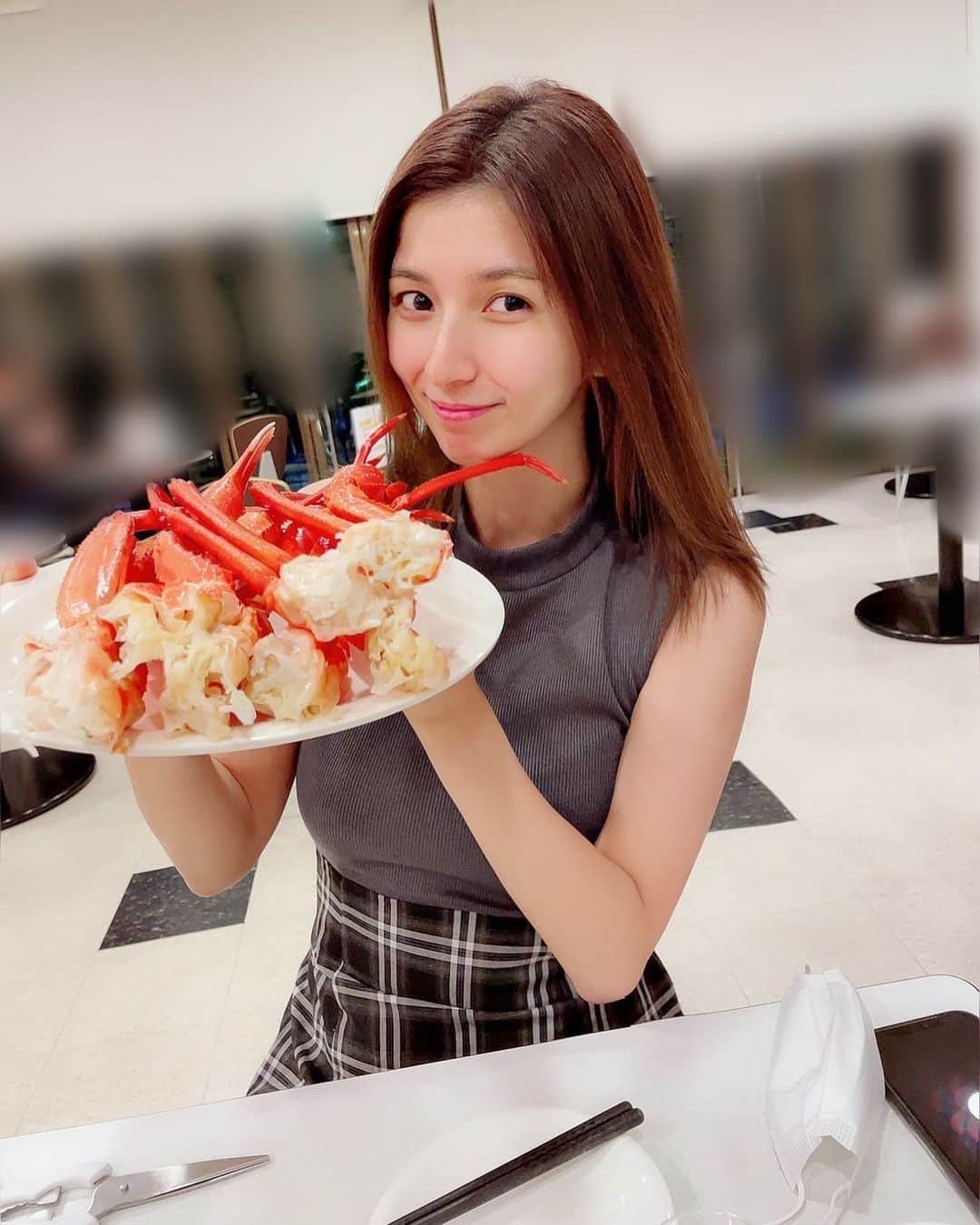 小田あさ美のインスタグラム：「34歳になりました。  中身は子供なのに 年齢という数字だけが増えていきます。  いい大人ですが これからの人生楽しくHappyに マイペースに過ごしていきます。  ので、 良かったらこれからも 応援、見守っていただけたら 嬉しいです。  よろしくお願いします🥺🤲  #mybirthday #おめでとう #happy」