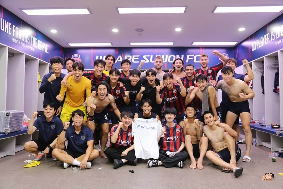 パク・チュホさんのインスタグラム写真 - (パク・チュホInstagram)「Another 3 points💪🏽 proud of you guys❤️💙 . #수원FC #suwonfc #수원이라는이름」9月14日 0時05分 - milany_p