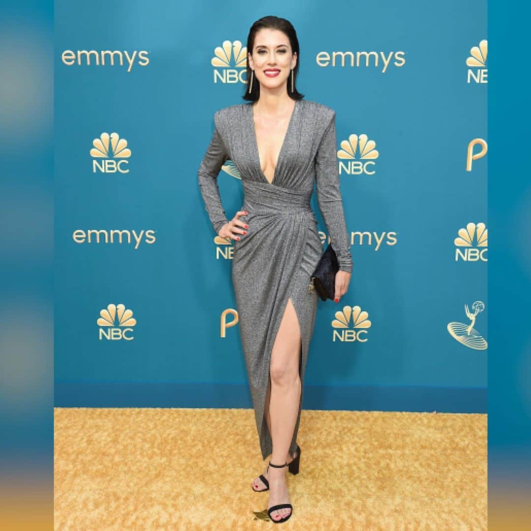 チェリーン・ダビスのインスタグラム：「What an incredibly meaningful and magical night. I became a storyteller in order to represent. And I couldn’t have been prouder to represent as the first ever Palestinian nominated for an Emmy and the first ever Arab woman nominated for directing. Our community is everything to me. And I’m not going to lie — this industry can be brutal, and at times, I’ve wanted to give up. You all keep me going. Knowing I exist to represent keeps me going. Thank you so much for the outpouring of love. I’m so grateful for each and every one of you. Thank you to my mama @rtnaffa and sisters @fatena790 @deemah.dabis @carladabis @live.love.lara for staying up and waking up at all hours of the night in Jordan and Dubai to watch the show. Thank you to my love @domrains for being by my side. Massive thanks to the tribe of people it took to make me look like this. I felt so damn confident thanks to you. I’m so grateful for your care and support on this most monumental of nights. I love you all. ❤️🙏🏽❤️🙏🏽   Ps. They pronounced my name right!! First and last! How cool was that?! 🇵🇸🇵🇸🇵🇸  Stylist: @engiestyle Dress: @alexandrevauthier  Earrings: @ysl  Shoes: @stuartweitzman  Purse: @dior  Rings: @zaikenjewelry Hair: @robertsteinkenhair  Make up: @nikimnray   #onlymurdersinthebuilding #womendirectors #emmys #emmys2022 #representationmatters #femalefilmmaker #womendirectors #arabamerican #proudarab #proudpalestinian」