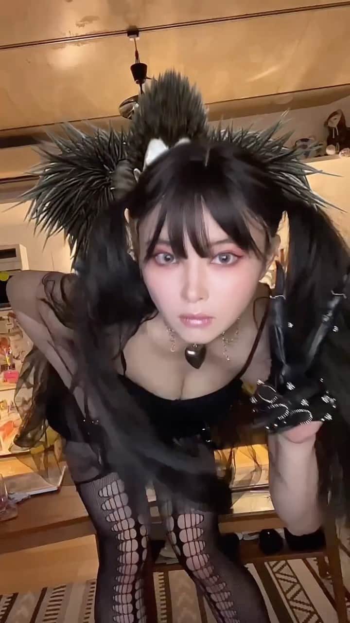 なつかのインスタグラム：「I ask you nothing but love🌙🖤🍫  necklace:@ohtnyc  glove:@daisuketanaka18 @tanakadaisuke_official」