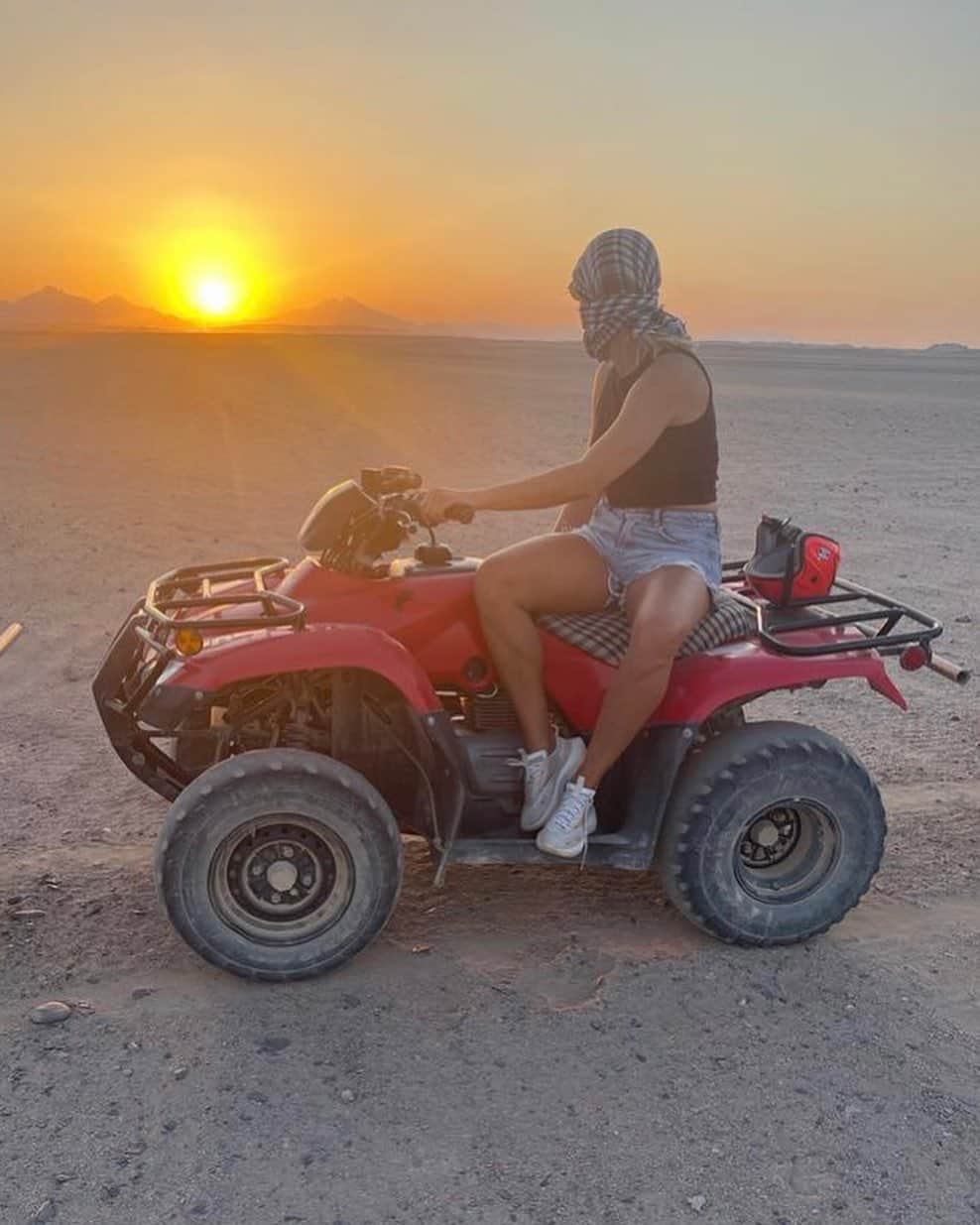 レナ・ゲースリンクさんのインスタグラム写真 - (レナ・ゲースリンクInstagram)「Hurghada 2022 🇪🇬🏝☀️🐫🌅🔋 . .  . #vacation #hurghada #sunset #sun #somabay #ägypten #goodtimes」9月14日 0時31分 - lena_goessling