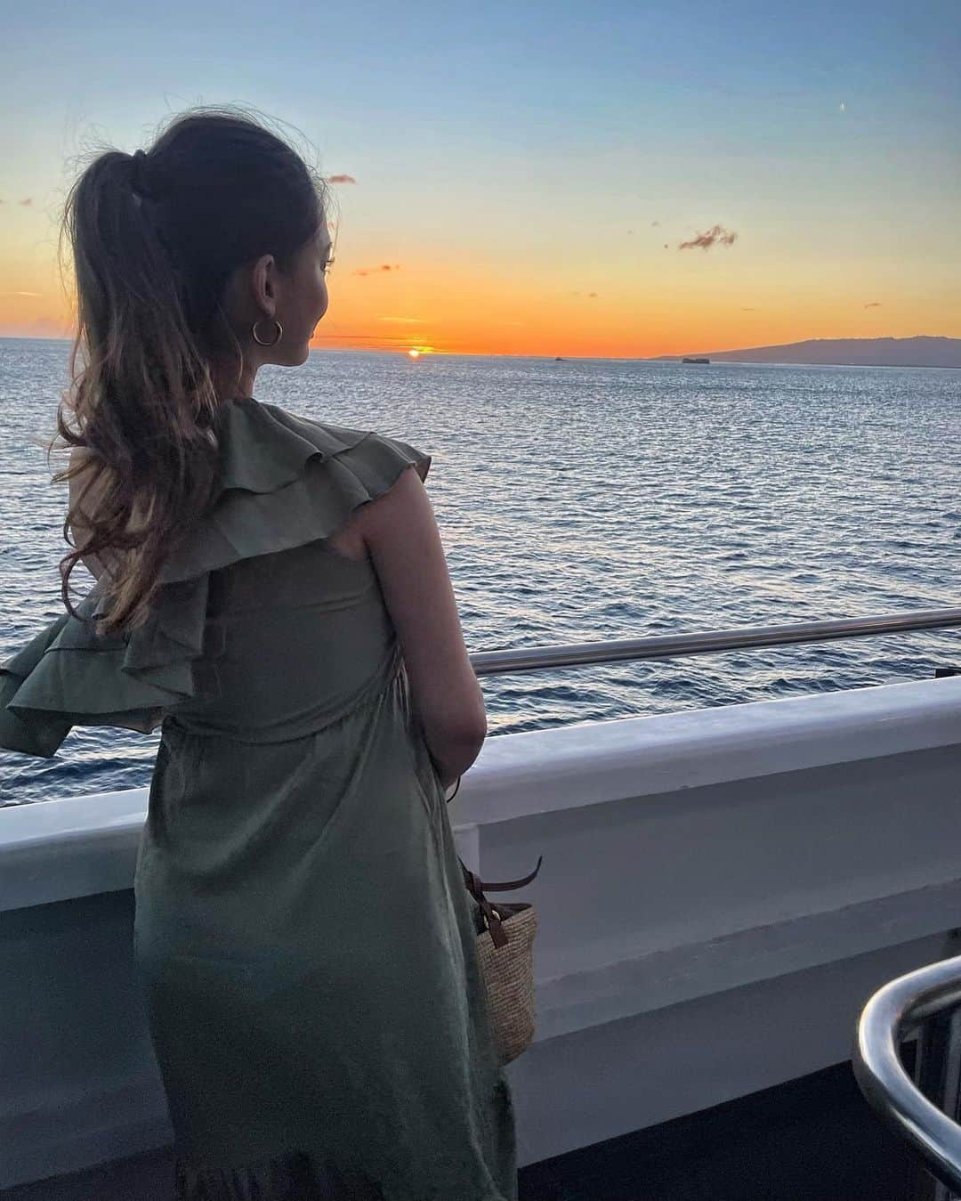 里海のインスタグラム：「サンセットディナークルーズ⛴🌇 妊婦のお友達が今しか出来ないと 提案してくれて２人でディナー🍽   最高なマタニティタイムでした😌 ダンスもしました😏  涙もろい私達は少し夕陽に涙でした この幸せな人生の瞬間は 今しかないんだなぁ〜と しみじみ…  このまま一心同体で赤ちゃんと いたい気持ちもありますが  早く会いたいなぁーと思うようにも なってきましたよ🥰  私のワンピースは またしても　@sheinofficial です マタニティファッションに 本当便利です✨  #maternity #maternitylife #マタニティ　#マタニティライフ　#37週　#maternityfashion #マタニティファッション」