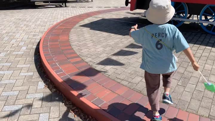 You Iwamotoのインスタグラム：「人生4度目のトーマスランドは誕生日に。 パーシーTシャツを着て、前回来た時に買った風船型のステッキ？持ちながら、全力で駆け込む。  誕生日です！って申告するとシールくれる。そしてそのシールを身体に貼っておけばキャストの皆さんがお祝いしてくれる素敵サービス。」
