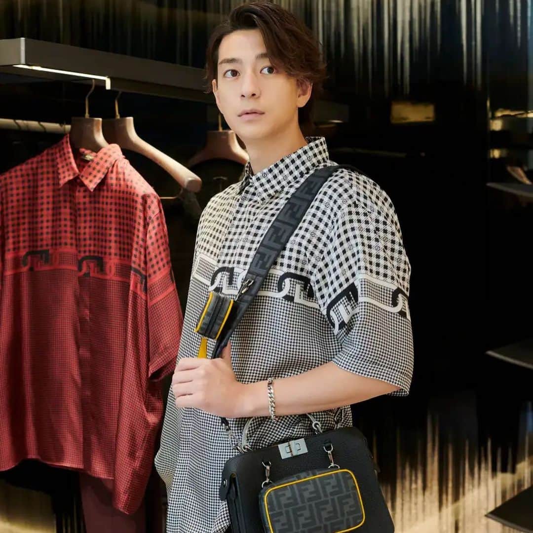 のインスタグラム：「#三浦翔平 #FENDI#フェンディ バックがカスタマイズできるらしい。  フェンディ公式ソーシャルチャンネルでは、俳優の三浦翔平が「メンズ ピーカブー バー」を体験した動画を9月下旬に公開予定。 三浦翔平のオリジナリティが溢れる「ピーカブー」を是非チェックしてください。  だそうです！ 9月下旬か。楽しみ(´∀｀)  #PRADA#プラダ #BURBERRY#バーバリー」