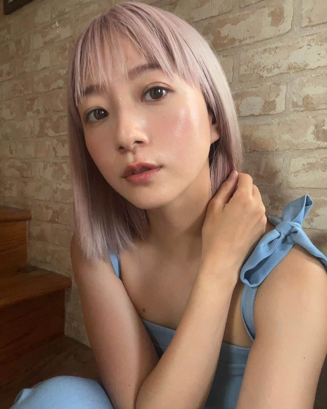 伊藤千晃のインスタグラム：「ハワイでのスキンケアの質問をいくつか頂いたので、 今日は実際にハワイに持って行ったオススメの美白アイテムを紹介させてください😊  薬用 美白美容液 (医薬部外品) HAKU メラノフォーカスZ✨  メラニンの生成を抑えてシミやそばかすを防いでくれるから紫外線が強い季節には欠かせないアイテムです🌴  私には必須なもので、 スキンケアでシミ予防ができるのはありがたい🥺 塗った後のモチッとなる肌の感触も気に入ってます💕  誕生以来、17年連続美白美容液市場売上No.1*なのもみんなから愛用されているってことだね🥰  ※美白・・・メラニンの生成を抑え、シミ・そばかすを防ぐこと ※インテージSRI,SRI+ 美白美容液市場 2005年1月～2021年12月 HAKU 金額シェア   #HAKU #HAKU_PR #メラノフォーカスZ #美白美容液 #美容投資アイテム #美白」