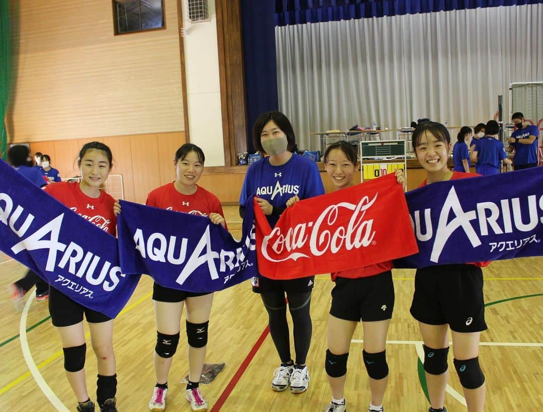 下平夏奈さんのインスタグラム写真 - (下平夏奈Instagram)「9月10日『コカ・コーラボトラーズジャパン 志学館中等部・高等部バレーボールイベント』  Vリーグ "明日夢プロジェクト"より講師として参加させていただきました！  『やっぱりバレーボールは楽しい‼️』  心からそう思える貴重な時間を過ごすことができました！  当日は、青のアクエリアスチーム(中等部の皆さん)と 赤のコカコーラチーム(高等部の皆さん)の 2チームに分かれて、 それぞれのチームに講師が混ざり、 1時間ほどの基礎練習の後、みんなで盛り上がりながらゲーム形式を4セットほど行いました✨  4年前に引退した選手時代の私を 実際に覚えていてくれていたり、 会場で試合を見てたんです！と高等部の子が 声をかけてくれて、なんとも言えない嬉しい気持ちになりました！  そして、皆さんが前向きにバレーボールに取り組む姿に 私自身もエネルギーを沢山いただきました！  何かにひたすらに打ち込めることは かけがえのない時間で、自分の中での大きな財産になると思います！  これからも周りの方への感謝の気持ちを忘れず、 仲間と一緒にバレーボールを通して沢山のことを学び、 吸収していってほしいです✨  志学館中等部・高等部の皆さん、関係者の皆さん、 そして講師の皆さん、貴重な機会を本当にありがとうございました！  p.s  イベントの様子は、後日Vリーグ機構のホームページにて掲載されますので、ぜひチェックしてみてください❗️  #明日夢プロジェクト #バレーボール  #Vリーグ #アスリート #スポーツ選手 #バレーボール教室 #volleyball」9月13日 17時59分 - kana0412.sss