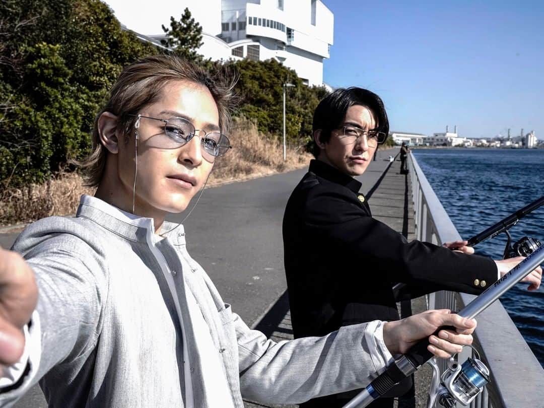 のインスタグラム：「. ＼\意外な共通の趣味発覚❗/／ 轟&小田島《釣り2ショット》解禁📸  かつて熾烈なタイマンを繰り広げた2人が なんと釣り仲間に👀  海釣り中の仲良し⁉セルフィー🎣 程よい距離感が伺えるバックショット🌊 ぜひ、本編でお確かめください✨  HiGH&LOW THE WORST X 大ヒット上映中🎬  #HiGH_LOW #ハイロー #クローズ #WORST」