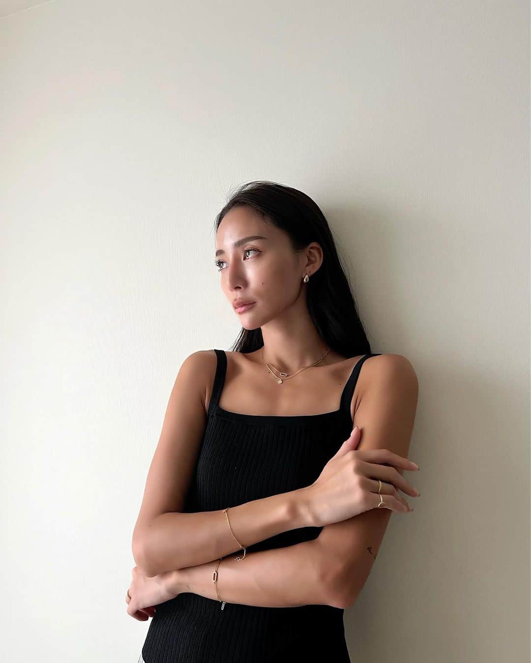 のインスタグラム：「常に〝結果〟を求め、 先端美容の研究を続けてきたMTメタトロン。  ９月２０日に ファーミングケアラインが バージョンアップしてリニューアル✨  "新 エッセンシャルライン"  ファーミングケアラインから受け継がれる 2 大成分の高濃度配合に加え、 美容施術にも使われている新規成分を  なんと全アイテムに配合!!!!!  テクスチャー、パッケージもリニューアル🌿 全てバージョンアップしたのに料金は変わらずそのまま🥹  過酷化する肌環境にも左右されない お肌の変化に応えるべく、 より積極的で本質的なエイジングケアデイリーケア製品の開発されたラインです🫧  この美容液は年中私は使ってます✨ 浮腫みが取れてお顔がシュッとなるので フェイスラインにおすすめです✔️  来週２０日月曜日をお楽しみにお待ちください♡  #mt #metatron #mtメタトロン #mt美肌研究所」