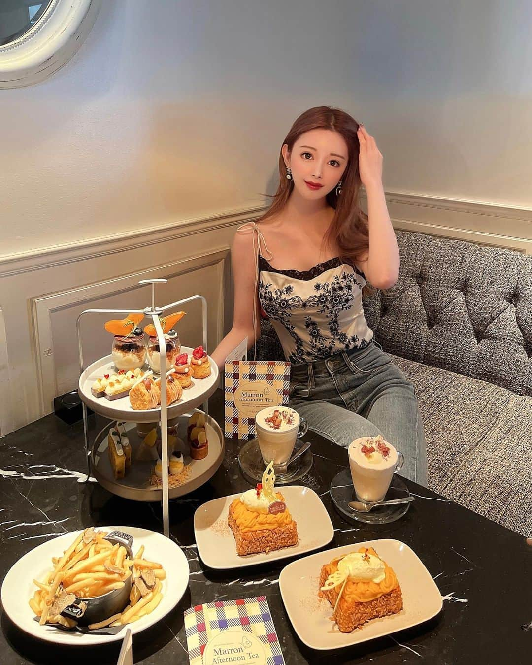 小川ももえのインスタグラム：「🍇Maron Afternoon tea 🍁 🌰〜かぼちゃとミルクチョコガナッシュのフレンチトースト〜🎃  @mercer_brunch   行ってきたよん❤️ 秋を感じられる素敵なアフタヌーンティーでした👏 とくにかぼちゃとチョコレートのフレンチトーストが美味しかった🥺💕  いつも見た目も味も最高でクオリティがすごい🤍  アフタヌーンティー完食した後は @armeria_beautysalon でダイエット🔥✨✨  本当に感動のビューティーサロン🥺😭✨ 私以上に、私の体のことを考えてくれてボディメイクしてくれる🤣🙏❤️ ざっくり痩せたいだけしか思ってないズボラな私には本当に身体丸ごと預けてお願いします🙏って感じ…🤣  #エンダモロジーアライアンス #サーモシェイプdeep  どっちのマシンも1000万円するマシン🤖  ２つ合わせて2000万円越え‼️ww  これだけの額になると、個人サロンさんでこのマシンを置いてるとこが全然無いとのこと。。🍀  施術後も、一回受けただけなのにちゃんと目に見えてわかる効果に感動❤️  前回紹介してから沢山ストーリーに載せたら、私のインスタ見て予約してくれた方が沢山いたみたいで❗️🥺是非感想聞きたい💓  混んでるから予約取りたい方は早めに取るのがオススメ☝️  なんと‼️私の割引作ってくれたよ🥺✨(既に予約取れなくなってきてるのに割引して更に予約取れなくなったら大丈夫なのかな、、？🤣w)  ももちゃん割🍑 90分 29800 →15000+tax  予約はDMから✨ ももちゃん割と伝えてね💖とのことです🤍 太っ腹すぎる❗️これなら一回試してみよっかなって思える金額だよね🌻🉐  本当に良いので是非行ってみてね😊💕  #mercerbrunch #恵比寿#恵比寿グルメ#恵比寿カフェ#恵比寿ランチ#東京カフェ#ebisucafe」