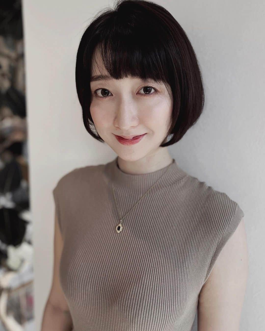 竹上萌奈のインスタグラム：「⁡ 髪が短くなっていく ⁡ 染めることすら面倒になり、地毛化計画進行中 ⁡ 半年ほど染めずにいられている ⁡ #ヘアスタイル #ショートヘア」