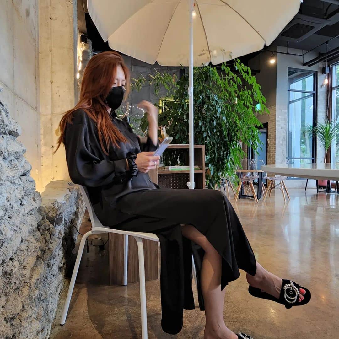 チン・イェソルのインスタグラム：「밝은 옷으로 갈아타려고 했는데... 요즘 또자꾸 찾기 시작하는,  난 어쩔 수 없는#black  @byginger_official #바이진저원피스#바이진저#맘에들어 🖤」