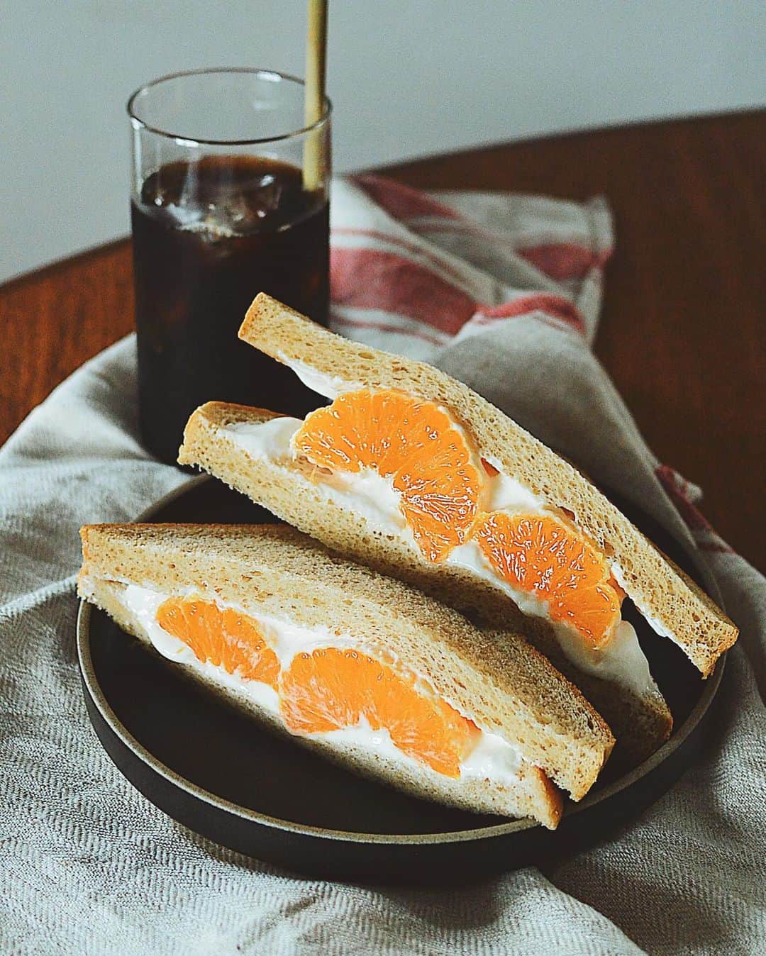 Natsuko Motoiのインスタグラム：「少し前のフルーツサンド。 低糖質食パンと水切りヨーグルトで。  #おやつ #糖質オフスイーツ #フルーツサンド #糖質オフフルーツサンド  #糖質オフ  #おうちごはんlover #うつわ #暮らし #おうちカフェ  #フーディーテーブル #kitchen #gplanvintage」