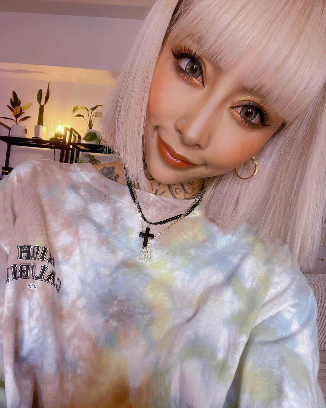 泉麻那のインスタグラム：「.  New hair💓 ホワイトミルクティー👼🏽 めっちゃ可愛い色すぎて…🥹 幹細胞トリートメントでサラサラ✨  @ken11rollen  さんいつもありがとうございます😍  #newhair  #hair  #rollen #ボブ」