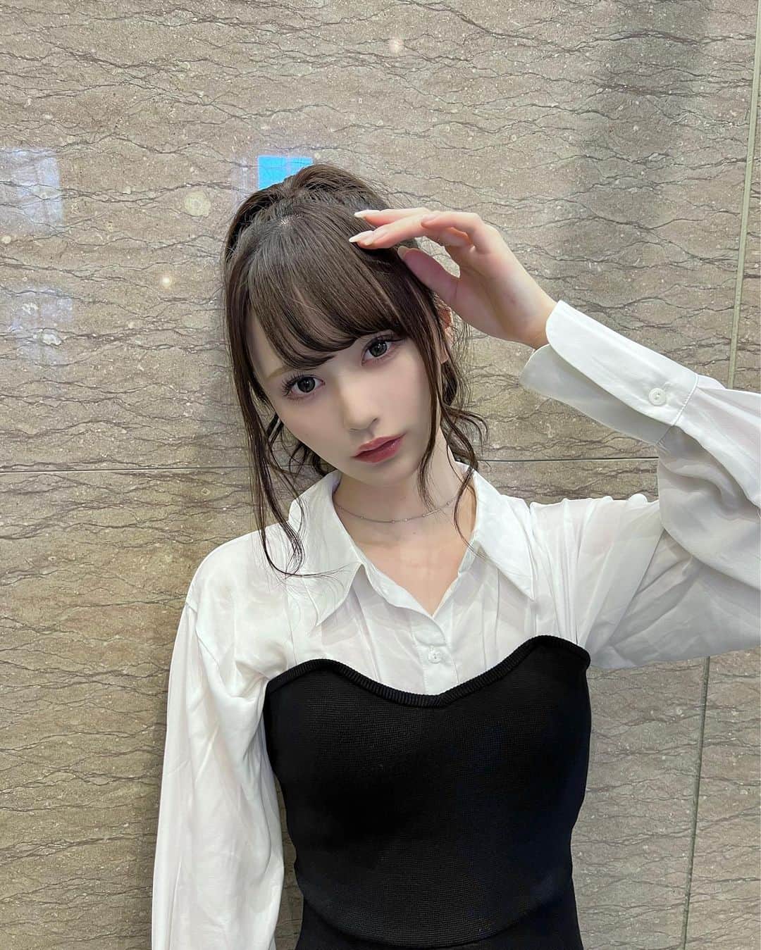 山本望叶のインスタグラム：「ワンピースかわいくない？( ◜◒◝ )  #ootd #code #コーデ #ワンピース #モノトーンコーデ #mercuryduo #meltthelady #ポニーテール」