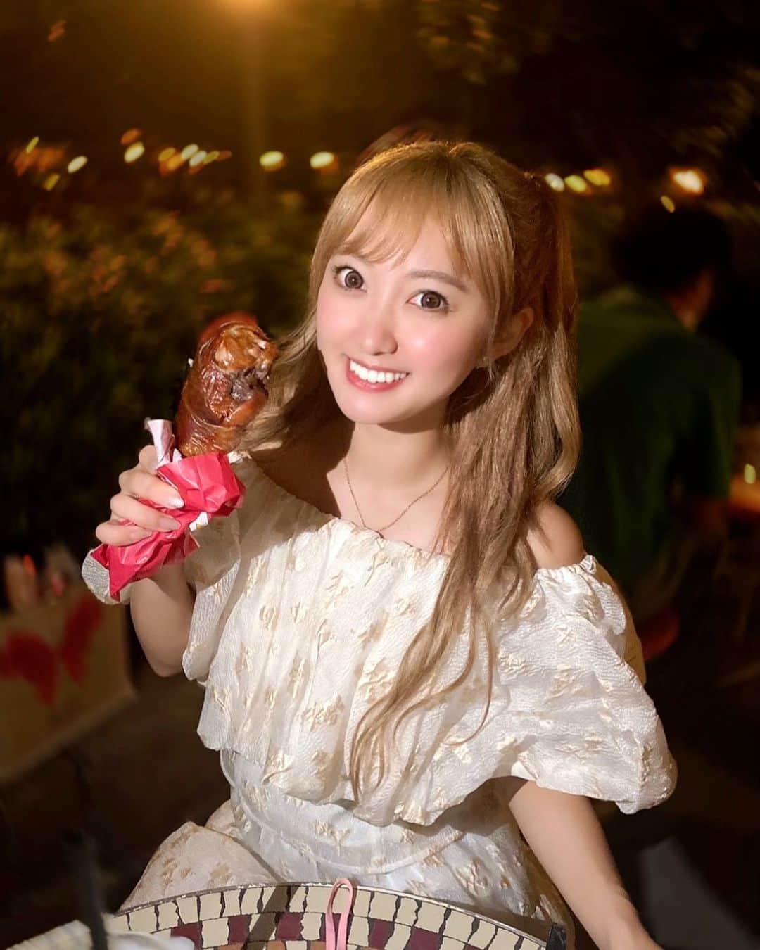 松本ゆんのインスタグラム：「⭐️✨⭐️✨⭐️✨ 안녕하세요:)♡♡♡  Disneylandにある、 #スモークターキーレッグ 🍖 久しぶりに食べたぁぁぁ💕💕💕💕 美味しかった🥺❤️❤️ #disney #disneyland #disneylove #tokyodisneyland #tokyodisneyresort #travelphotography #japan #disneyfood #foodstagram #foodphotography #disneyfashion #travelblogger #disneygram #ディズニー #ディズニーランド #ディズニー写真部 #ディズニーフード #좋아요 #소통환영 #팔로우 #인친환영 #오오티디 #패션스타그램 #셀카 #셀스타그램 #전신샷 #여행스타그램 #여행」