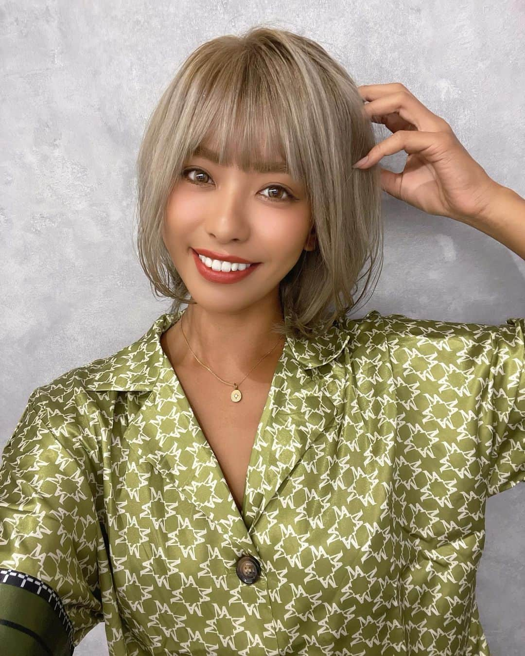 NAHOのインスタグラム：「#newhair 💋 thank you♡ @cs_made_by_shachu  @keisuke.kdo  . . 6月からの島生活でのびにのびたぷりんさんと🍮痛みで切れ切れの髪の毛をメンテナンスしてもらいました🥺♡ カラーにカット、トリートメントのふるコース(T . T)❤️ やっと美容院いけたあーっ🤣🎶 . . 急遽の台風休みでお願いしたのに遅くまでありがとおございます🙏🌺 けーすけさんの美容院素敵なサロンだった🥺✨ 北谷のアメリカンビレッジの中にあっておしゃれなサロン💎 みなさんもぜひけーすけさんに担当してもらってね❤️ . . . #NAHO #hairstyle #haircolor #haircut #shorthair #okinawa #chatan #okinawalife #なちぽん #ヘアカラー #ヘアモデル #ヘアスタイル #ショートヘア #沖縄 #沖縄移住 #北谷」