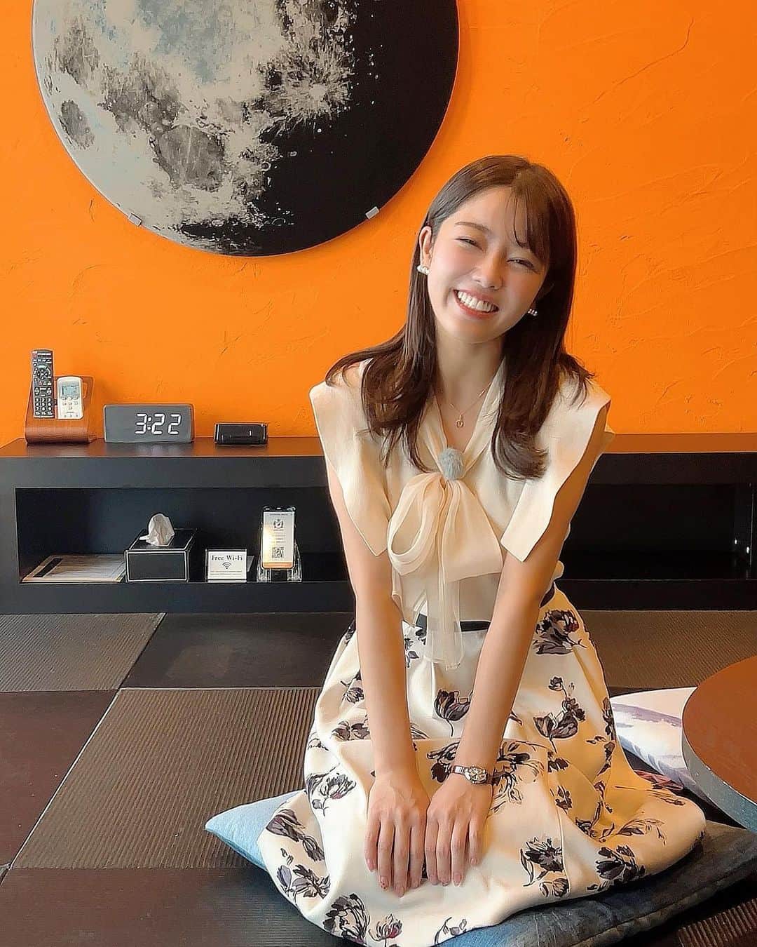 八幡美咲のインスタグラム：「人生初！ロケで酔っ払いました🥴🍶笑  今話題の また住みにきたくなると話題の ホテルに潜入取材🕊  ある有名ブランドとのコラボ部屋や 和の空間あふれるお部屋も🗻♡  座っている座布団から暖簾まで こだわりがちょーースゴいんです！！  明日14日(水) 5up!「キニなるぅ」では キニナル看板🪧特集✨  街中で、 何あれ？！っていう看板を大調査してきました✨  みなさんの周りの何あれ？看板も 見つけたら教えてください！笑  そのロケの途中で立ち寄った ホテルリッチの支配人の大戸さんの溢れる愛に 私も思わず引き込まれていました🤭♡  このホテルのある可部駅周辺も素晴らしく 流れではハシゴ酒することに✨  人生初ロケで酔っ払いました🥴🍶  お時間許す方、 よかったらご覧ください🌿  ホテルリッチ 📮731-0221  📍広島県広島市安佐北区可部２丁目３６−１ 📞082-815-7777  可部駅の底力を感じました🌿♡」