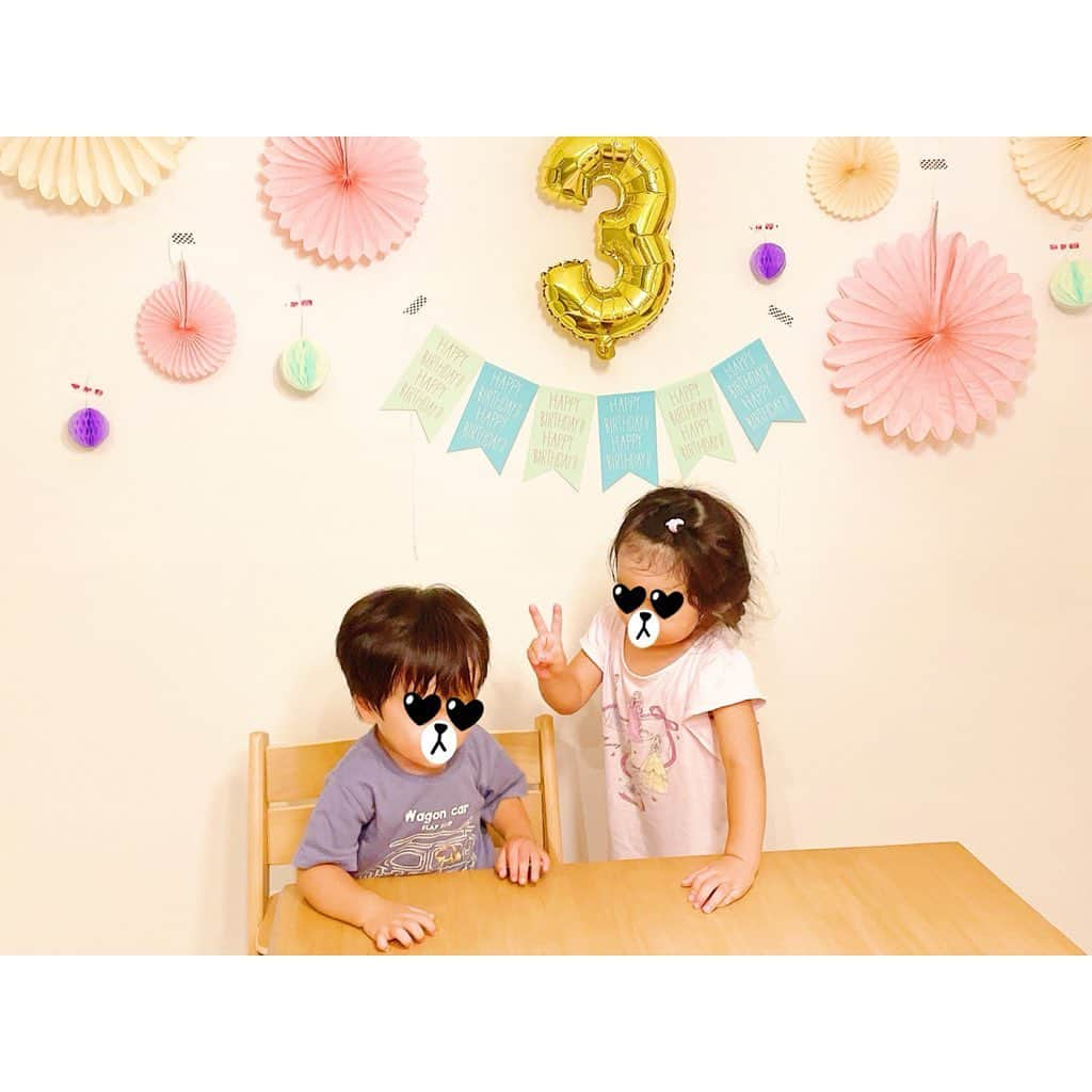 竹澤萌子さんのインスタグラム写真 - (竹澤萌子Instagram)「. . 明日で下の子が3歳のお誕生日だから、 時系列合わせるために急いで更新😂✏️ （去年のお話😂時差あり過ぎ投稿😂 ややこしくてすみません🙏 適当に見て😂🙏） . . . 2021/10/8 上の子3歳のお誕生日🎂🎉 . 4枚目📸 好きな食べ物、もっと可愛いの書いてくれ🤣 . . #時差スタグラム #時差投稿 #二児ママ #年子ママ #11ヶ月差年子 #一姫二太郎」9月13日 22時34分 - moeco_world