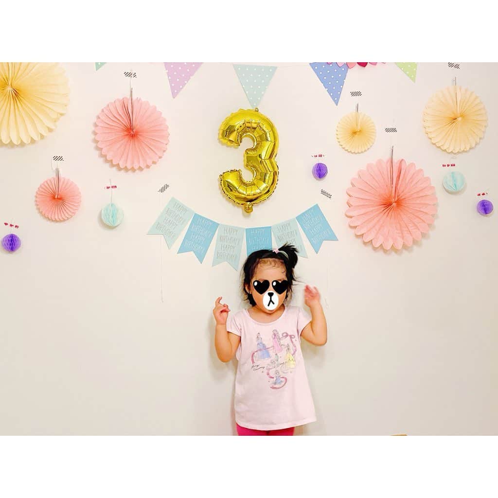 竹澤萌子さんのインスタグラム写真 - (竹澤萌子Instagram)「. . 明日で下の子が3歳のお誕生日だから、 時系列合わせるために急いで更新😂✏️ （去年のお話😂時差あり過ぎ投稿😂 ややこしくてすみません🙏 適当に見て😂🙏） . . . 2021/10/8 上の子3歳のお誕生日🎂🎉 . 4枚目📸 好きな食べ物、もっと可愛いの書いてくれ🤣 . . #時差スタグラム #時差投稿 #二児ママ #年子ママ #11ヶ月差年子 #一姫二太郎」9月13日 22時34分 - moeco_world