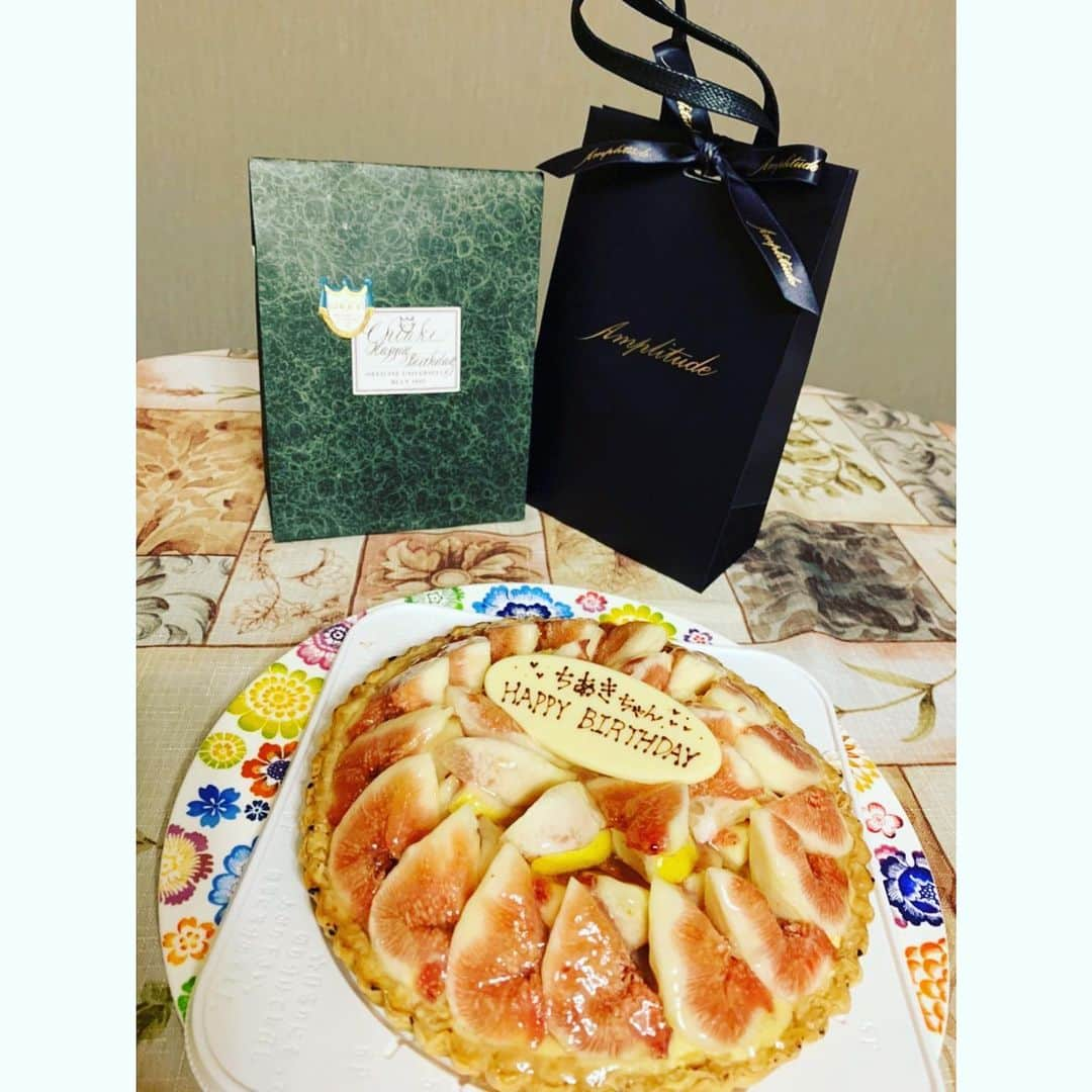 三上千陽さんのインスタグラム写真 - (三上千陽Instagram)「本日私お誕生日でした〜 大好きないちじくのケーキ😘  コロナにかかってからめっきり体力が目減りしてしまい回復につとめる日々ですが  四季の中でも大好きな秋の予感を感じ始め awの洋服をチェックし 少しずつパワーチャージしてます😊」9月13日 22時46分 - chiakichi__egg