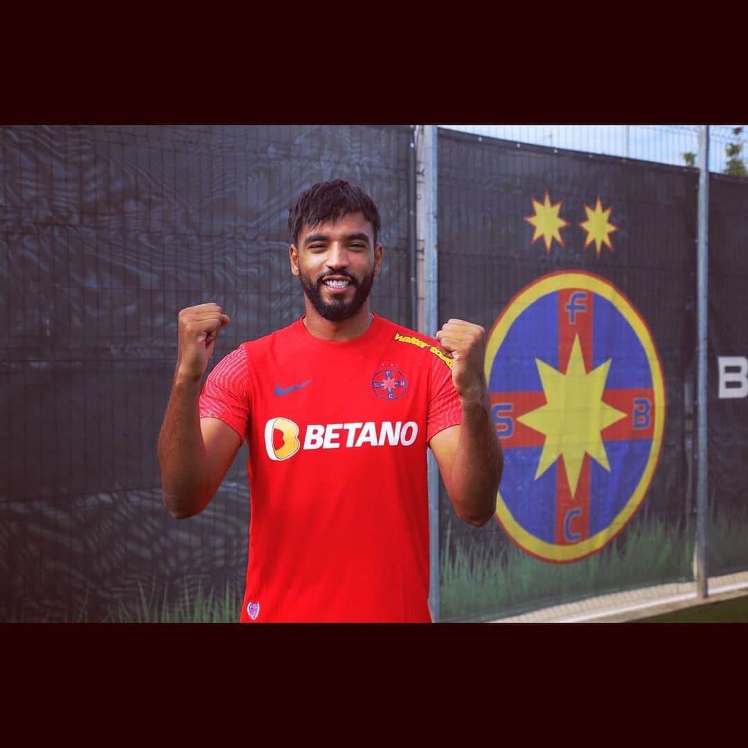 のインスタグラム：「🙌🏽❤️💙#bucharest#fcsb」