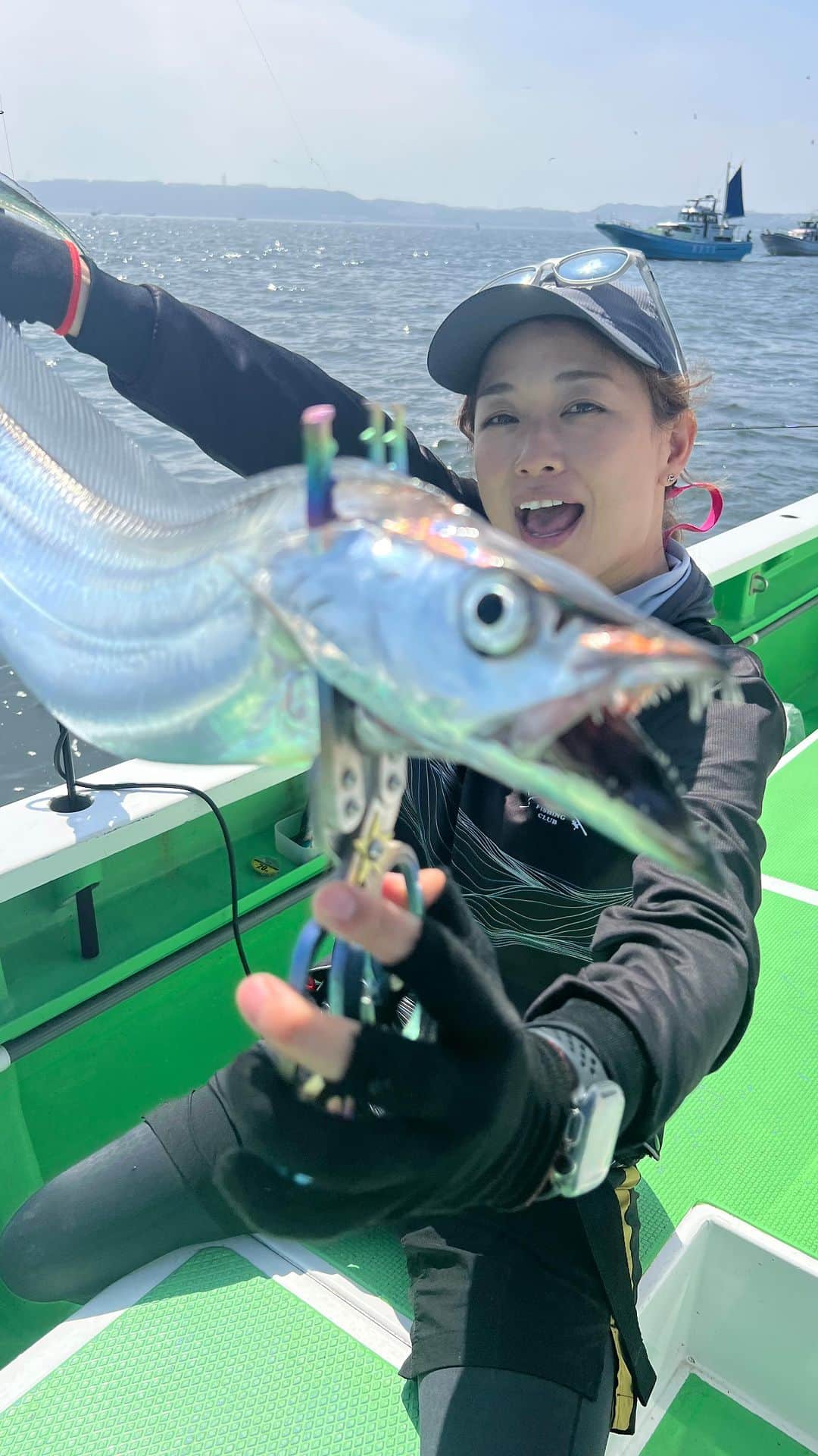 彼方茜香のインスタグラム：「東京湾タチウオテンヤ テクニック必須やけど釣れたら大きいし脂のってて美味しいし 上手になりたぁーい！！ 取り込み下手すぎ笑笑笑  #東京湾タチウオテンヤ   #太刀魚釣り  #sarynfishing  #せりんのつりん  #彼方茜香」