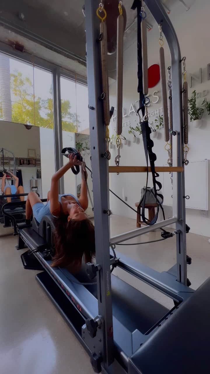 セリーヌ・ファラクのインスタグラム：「Been attending @pilatesone religiously and I have never felt better 🤍.  Cutest fitness outfit from @gigicbikinis.」
