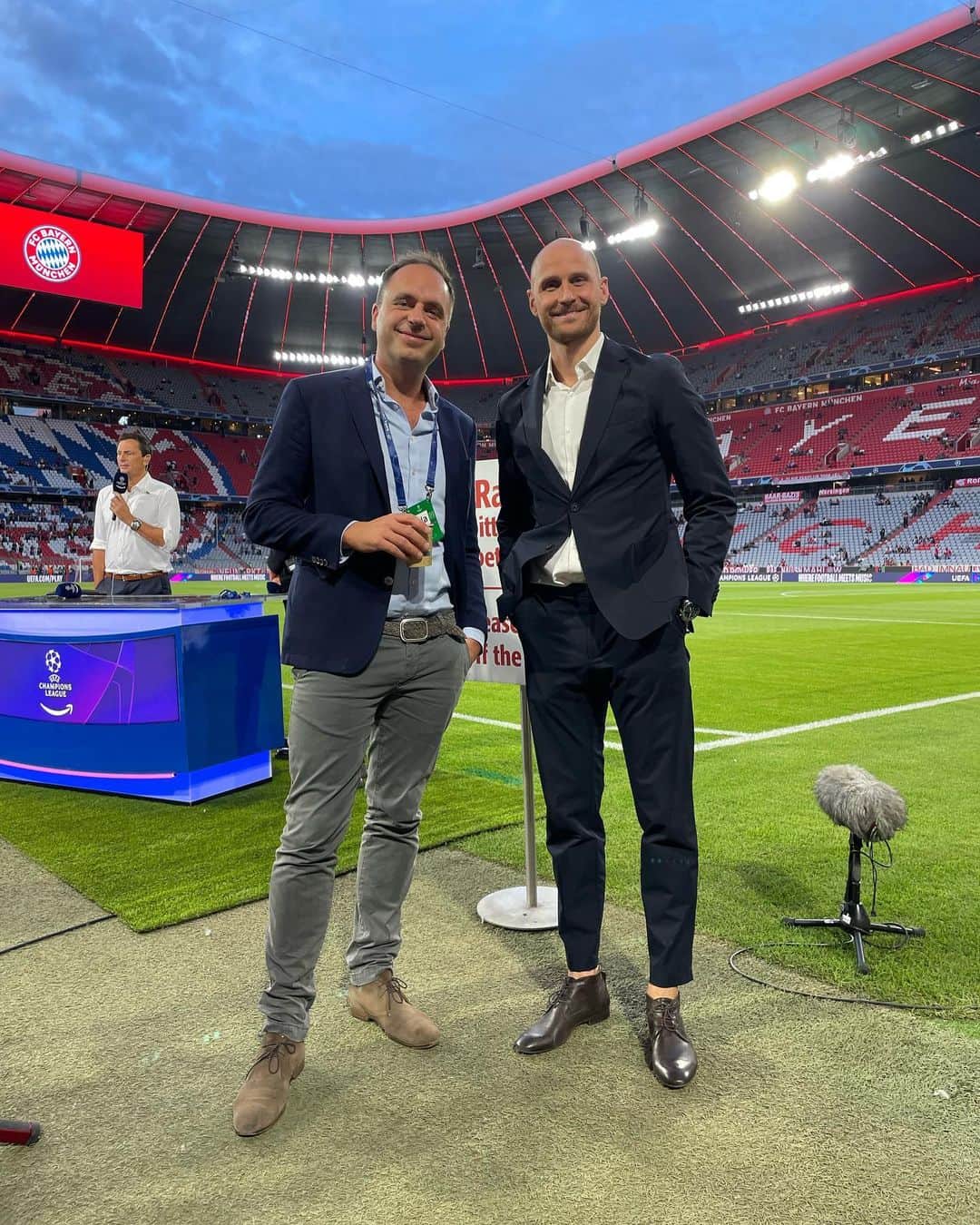 ベネディクト・ヘーヴェデスのインスタグラム：「Spannung steigt. Topspiel in der Champions League heute in München. Bayern München- Fc Barcelona @jonas_friedlich @primevideosportde」