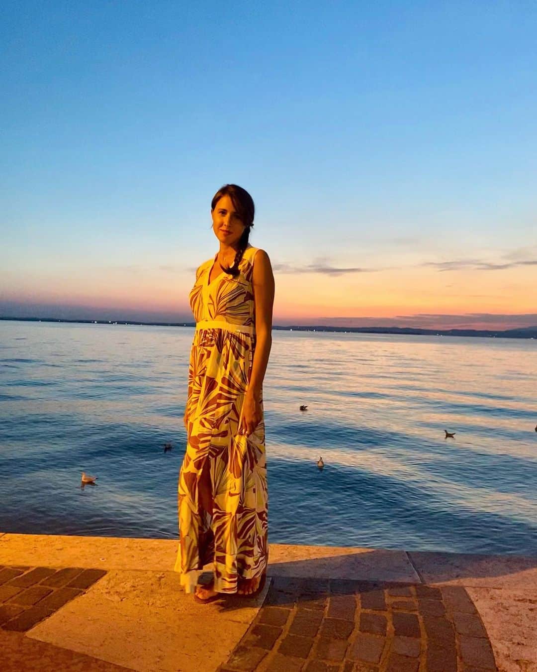 カロル・ブレッサヌッティのインスタグラム：「Garda days 🌅 ‘ ‘ ‘ #sunset #gardalake #lazise #happymoments #lovemylife」