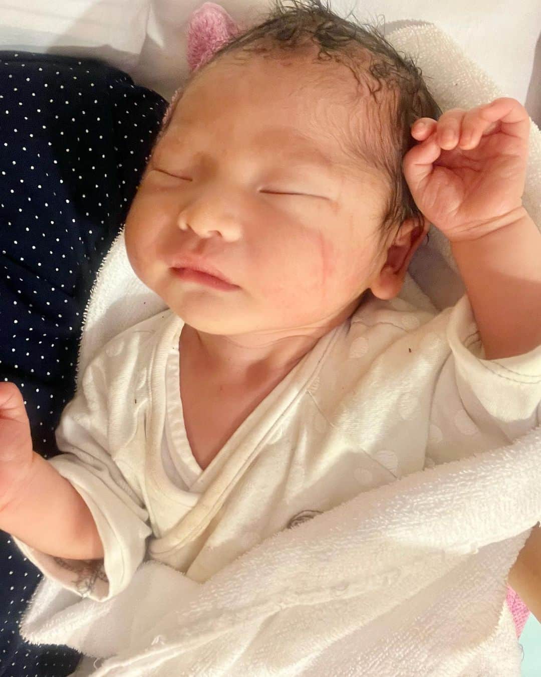 のインスタグラム：「予定日より2日過ぎた9/13 AM11:54(確か)3204g 元気な👶🏻boy産まれました💙  早く回復してたくさん抱っこしてあげたい！！ 生まれて来てくれて本当にありがとう💗✨  これからよろしくね👼 母、頑張ります。  #幸せ でも #身体痛すぎる #newborn」