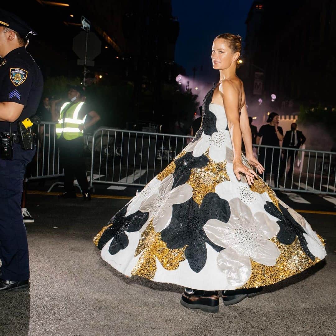 キャロリン・マーフィーさんのインスタグラム写真 - (キャロリン・マーフィーInstagram)「Happy 130th Vogue!! Thank you Anna Wintour and the Vogue team for bringing back the fun in a fashionable night out on the streets of NYC! ✨🖤✨ @alex_jordan_harrington @imurillo @lucagalasso @lucas.a.wilson @kabukinyc @carolinaherrera @voguemagazine #vogueworld」9月14日 7時24分 - carolynmurphy