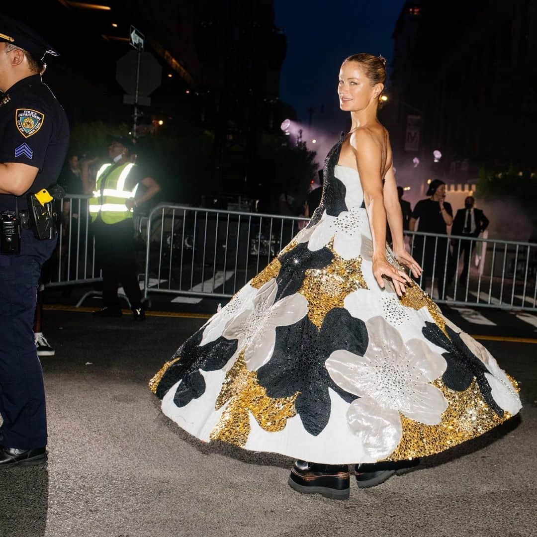 キャロリン・マーフィーのインスタグラム：「Happy 130th Vogue!! Thank you Anna Wintour and the Vogue team for bringing back the fun in a fashionable night out on the streets of NYC! ✨🖤✨ @alex_jordan_harrington @imurillo @lucagalasso @lucas.a.wilson @kabukinyc @carolinaherrera @voguemagazine #vogueworld」