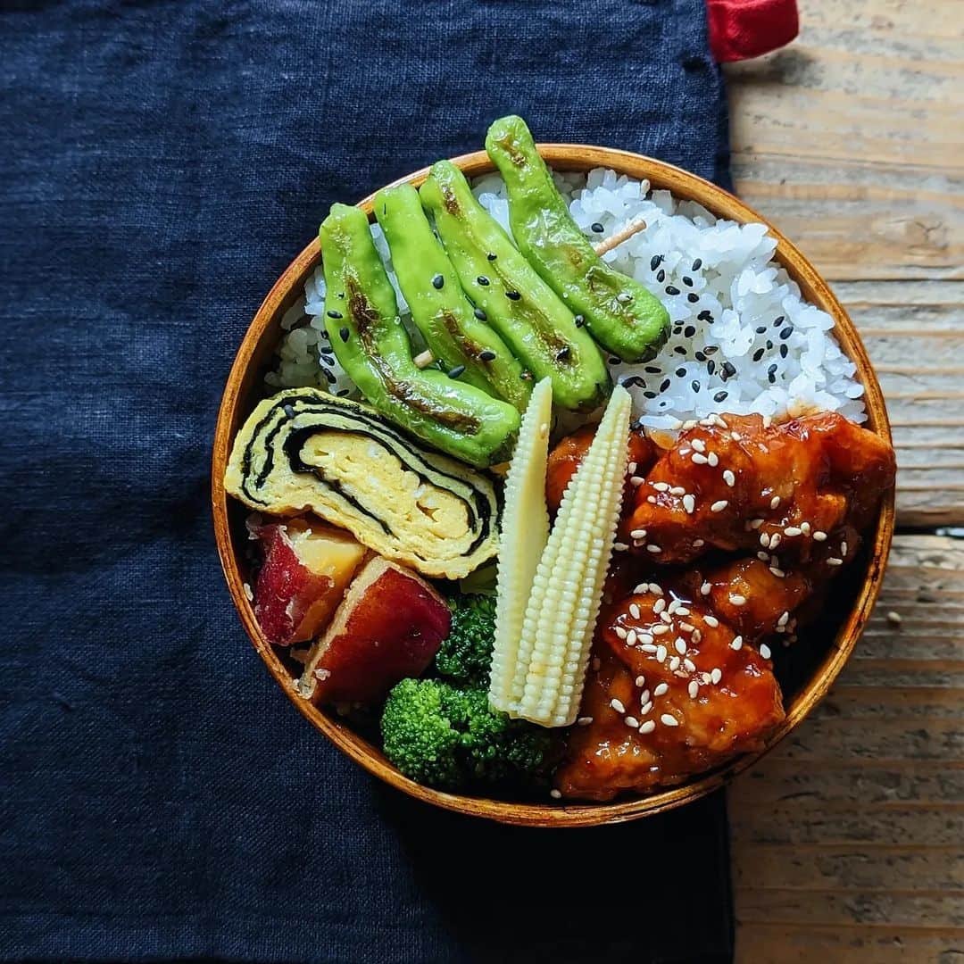 tamiのインスタグラム：「* #お弁当 *  作ったり作らなかったり ほどよくサボりながらなお弁当🍱  ヤンニョムチキン 肉と野菜の辛みそ炒め 肉と野菜の焼肉のタレ炒め ドライカレーとウインナー  * #tami弁  #弁当#bento#lunchbox #ランチ#昼食#のっけ弁#旦那弁当 #ごはん#食事#暮らし#お弁当記録」