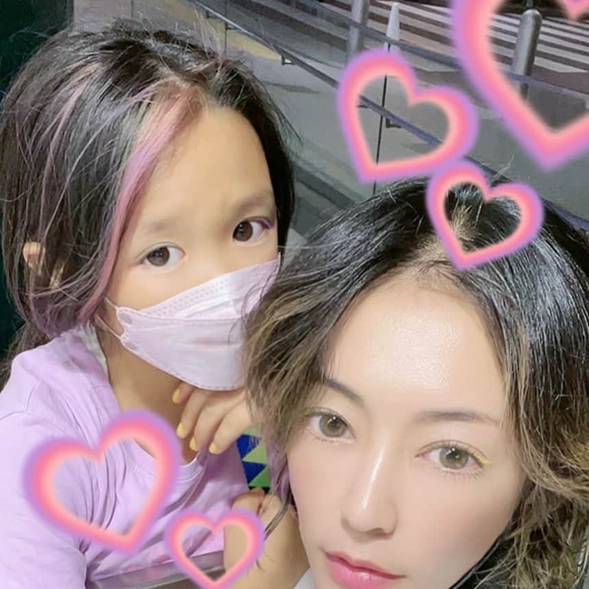 内藤陽子のインスタグラム：「おはようございます🌞 昨夜、髪バッサリ切ってきた✂︎ ニコにホスト言われて、確かにw ニコはパープルピンクブルーの3色にしたみたい🌈  終わりに野中氏がビールと苺ミルク買ってきてくれて、おつかれカンパーイ🍻 2枚目の写真、tiktokで撮ったらとニコに教えてもらって、皆んな加工が凄過ぎて笑😂  新作のデザインもそうだし、ソワソワして眠れなかったかったし、眠っ……😴 今日は授業参観日なので、アイラインだけ引いて行ってきます💪 今日は何色でテンション上げてこっかなーーー  #twiggy #いつも感謝しています」