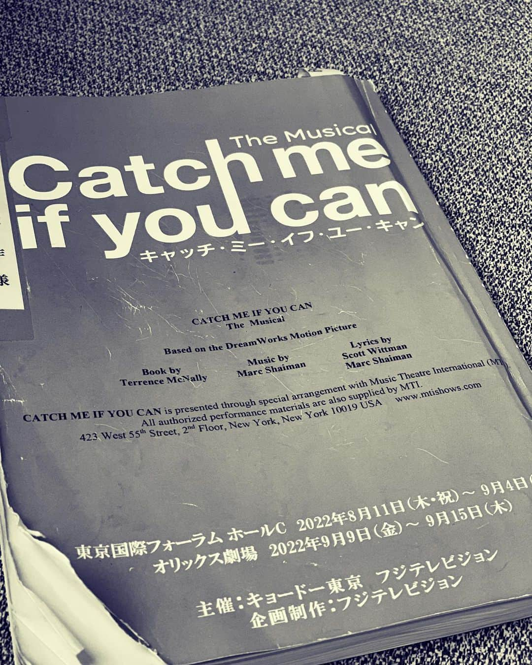 吉田栄作のインスタグラム：「Catch me if you can の台本　俺の身体  同様に大分くたびれてきた（苦笑）。でも準備  を整えステージに上がれば 不思議なくらい   この身体は弾ける♪  その魔法は全てこの一冊  に詰め込まれているのだろう。  ラスト3ステージ 会場はオリックス劇場だが   ここはかつての大阪厚生年金会館。  20代の頃何度もコンサートをやった思い出の  会場 。こうゆうかたちで帰ってきたこの  場所で 仲間達と必ず完走します！！  #キャッチミーイフユーキャン」