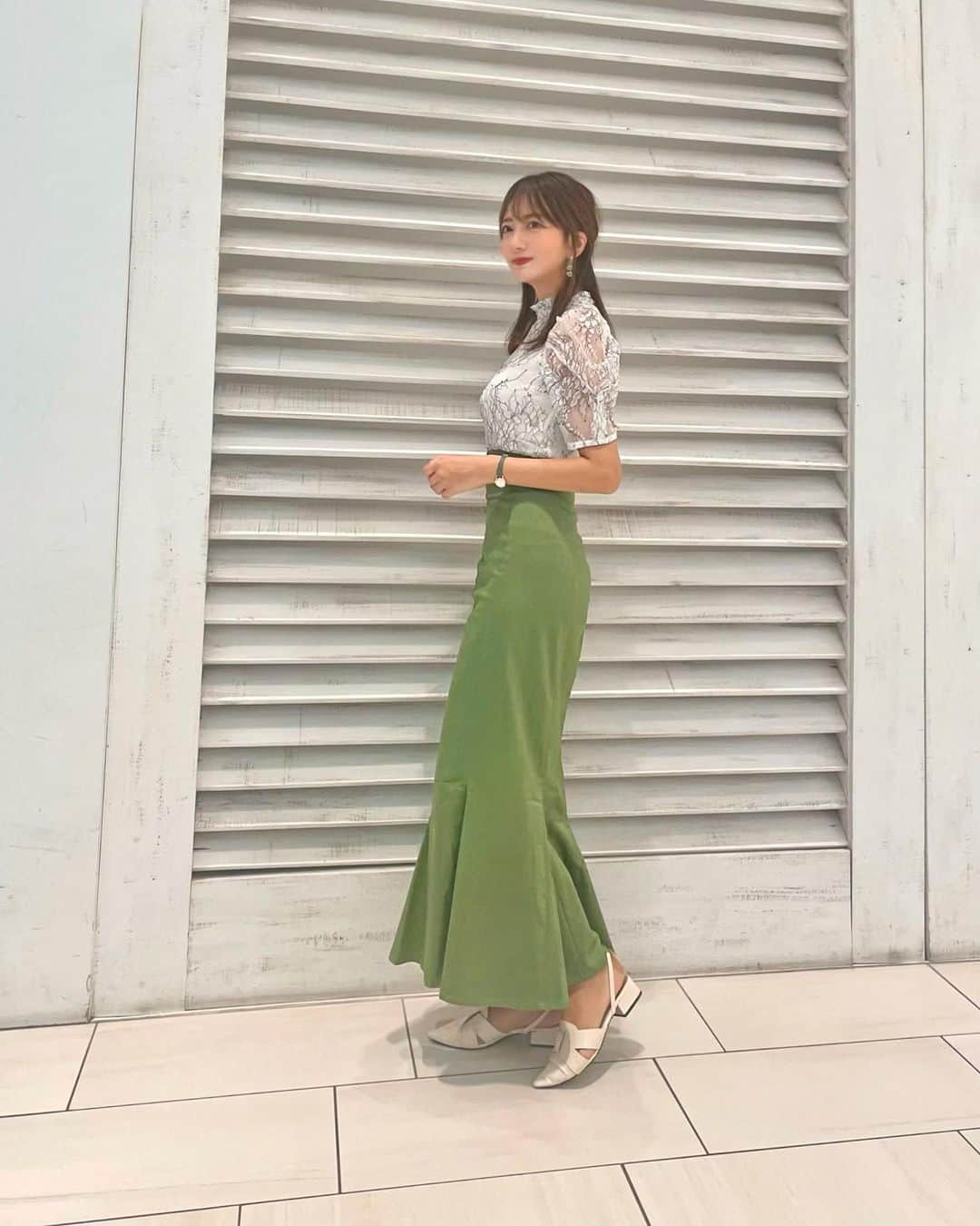 羽田優里奈さんのインスタグラム写真 - (羽田優里奈Instagram)「. . インスタっぽく #羽田コーデ  今年のトレンドの＂緑＂🐣🌱 . マーメイドスカートが流行っているけど、 #snidel の #ハイウエストヘムフレアスカート  シルエットが綺麗でお気に入りです！ 身長高いとしっかり足首まで隠れる丈が なかなかなくて有難いスカート、、🙏 . 色違いで３つ持ってます😂笑 . skirt ▷ #snidel tops ▷ #GRL shoes ▷ #GRL  . . . . . . . . . . #高身長女子コーデ #高身長女子 #ロングスカート  #骨格ストレート #骨スト #骨ストコーデ #スカートコーデ  #マーメイドスカート #緑コーデ #レーストップス  #緑 #トレンドカラー2022 #スナイデル #グレイル  #フェミニンコーデ #大人フェミニンコーデ #緑スカート  #スタイルアップコーデ #ファッション #着痩せコーデ  #羽田優里奈 #ootdfashion #fashion #green」9月14日 19時38分 - hadayurina_