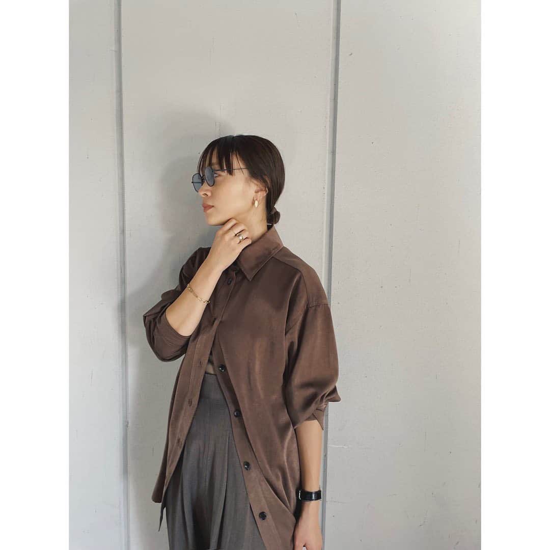 野尻美穂のインスタグラム：「茶色のワントーン🍂 まだ暑いからサンダルで抜け感を🤝  #wai_ships #ootd」