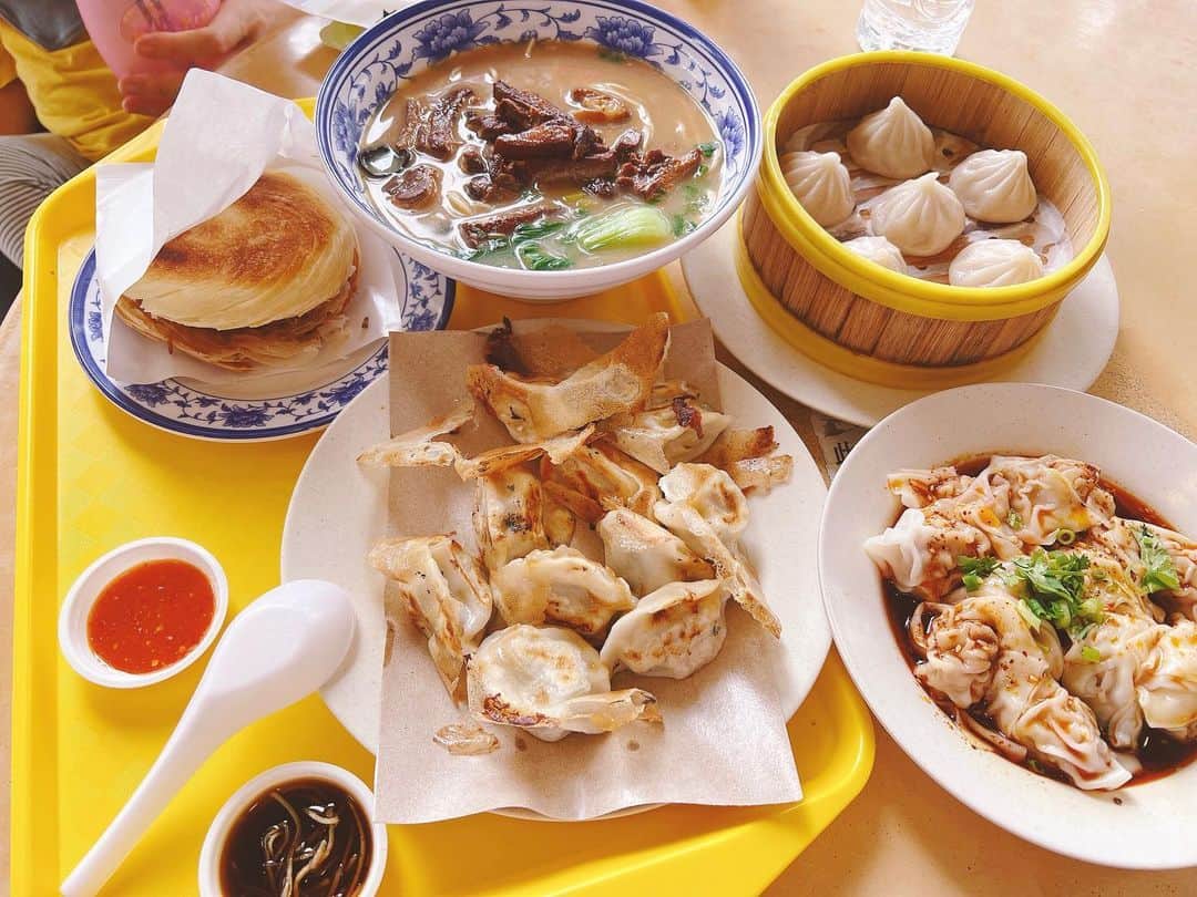 のインスタグラム：「🥟🥢🥡  シンガポールに来てからホーカー飯も楽しんでいます🇸🇬❣️  オーダーしてからすぐに食べられて (子連れには助かります😭) 安い🤩美味しい😋‼️  シンガポーリアンは料理せずに ホーカーでご飯を済ますというのも納得です👍🏻💫  この時は点心が食べたくて色々頼みました🥟 全部美味しかったのですが 左上のバーガーみたいなのが意外にも美味⭐️⭐️⭐️ 外はサクサクのデニッシュ生地に ホロホロに煮込んだ豚肉が挟んでありました🐷 「また食べたい❗️」と思う美味しさ🤤🧡  2枚目🔜🔜🔜 子どもにご飯を食べさせ終え 1人ランチをするの母の背中を探してみてください　笑  #シンガポール #海外生活」