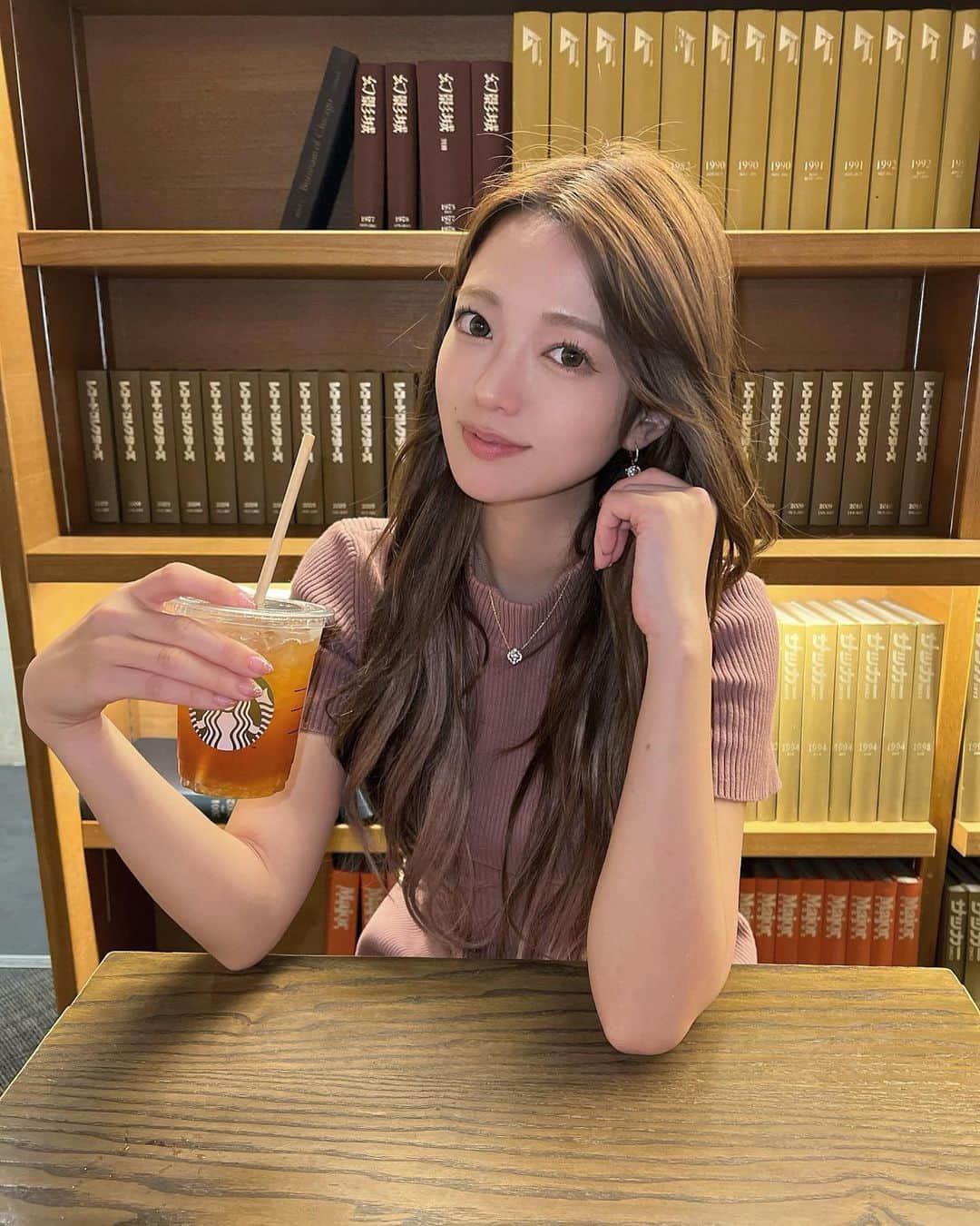 八千恵(やっちん)のインスタグラム：「読書の秋ですね🍂 . . 読書すきだけどこれは読書してる風🫰🏻 . . #スターバックス #スタバ #秋 #読書の秋 #ニットワンピース  #ピンクコーデ #半袖ニット」