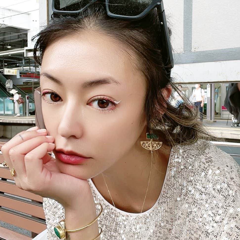 内藤陽子のインスタグラム：「ただいまー 今日もお疲れ様でした🙏 うぃー疲れましたねー 音楽の授業参観、良かったです♪ 眠気覚ましに牛乳飲んで行きました♉︎ 今日は白アイラインとちょいピンクラインと ちょいラメってみた👁‍🗨 ノーファンデ、ノー眉毛w ノー洗顔。ヤバいやつです、私、はい。 アイラインとアクセサリーに助けられてます✴︎  トルコの工場で作っているピアス、バングル、今日は私はエメラルド石です。コロナ禍の中、どこも大変なのに受け入れてくれました。今SALE中なので是非よろしくお願いします🇹🇷  #stairtokyo」